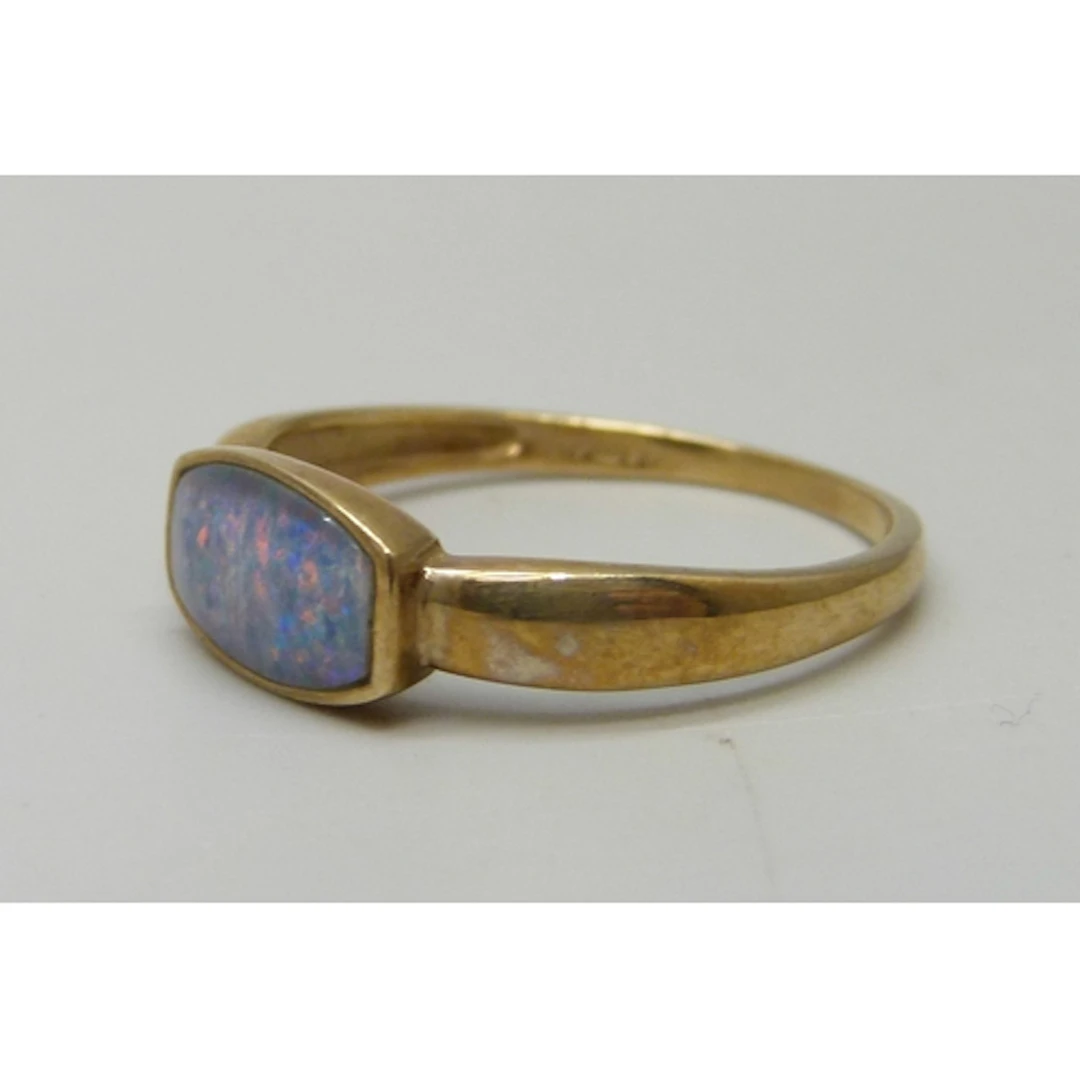 A 9ct gold opal triplet ring, 1.9g, T