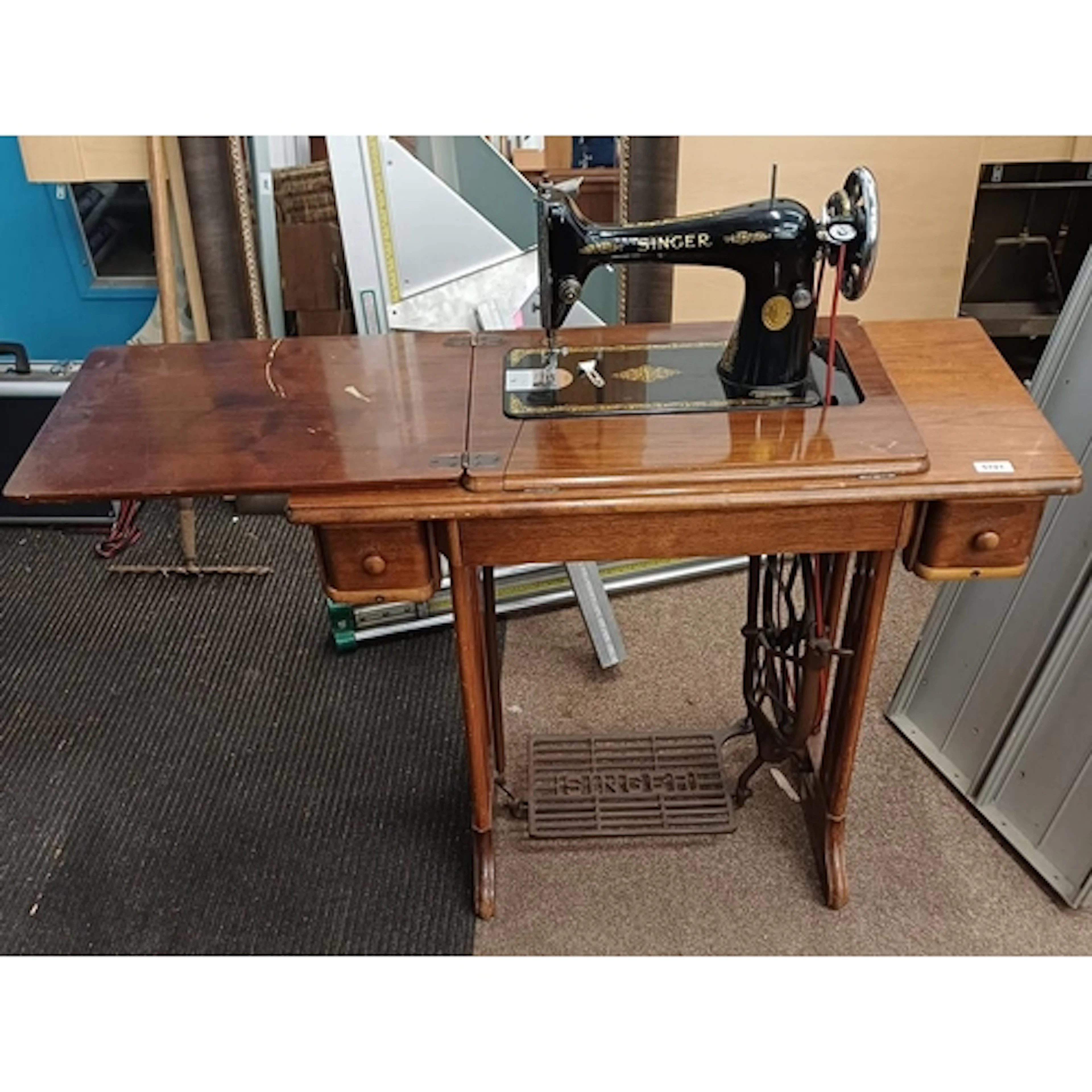 MAHOGANY SINGER SEWING TABLE WITH FOLD-OUT SEWING MACHINE & ...