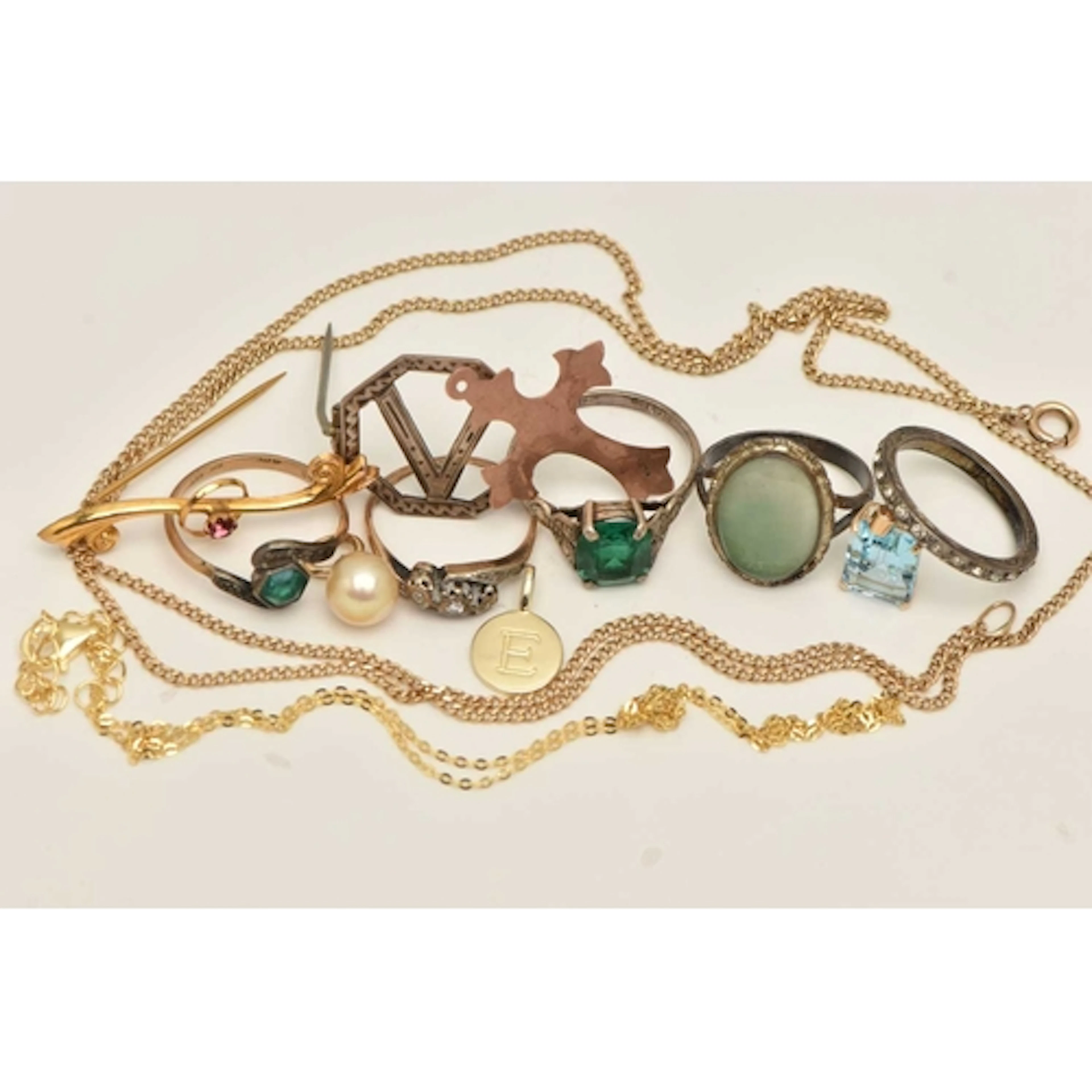 A SMALL ASSORTMENT OF YELLOW AND WHITE METAL JEWELLERY, to i...