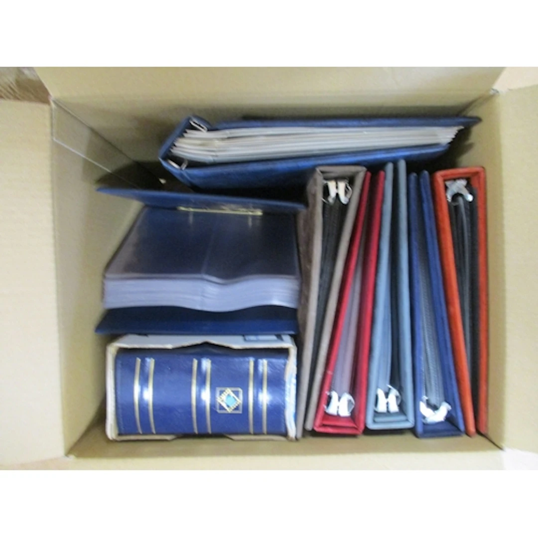 Accessories. Large range of ex-dealer albums and ring binder...