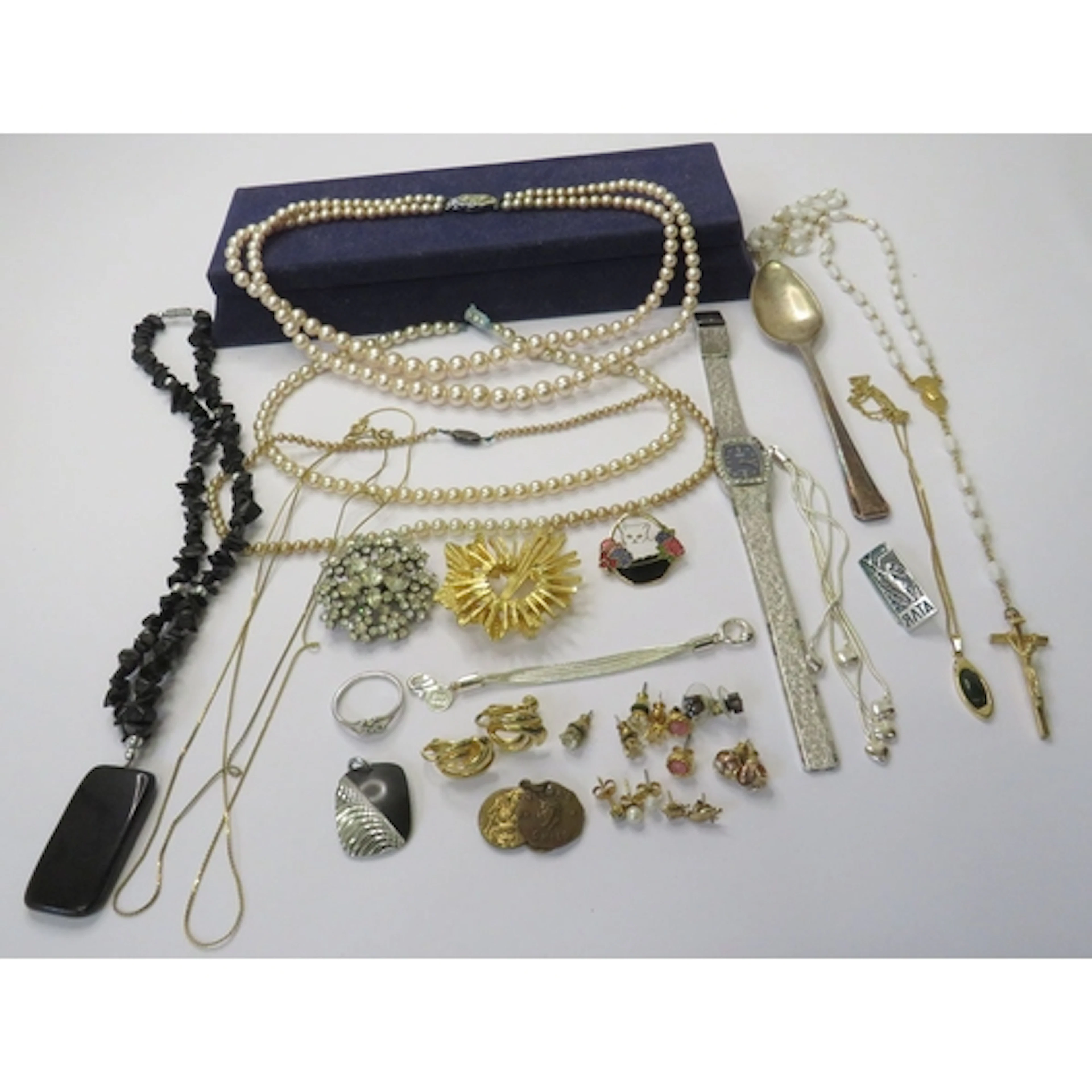 Costume Jewellery incl. stud earrings, plastic beaded gold t...