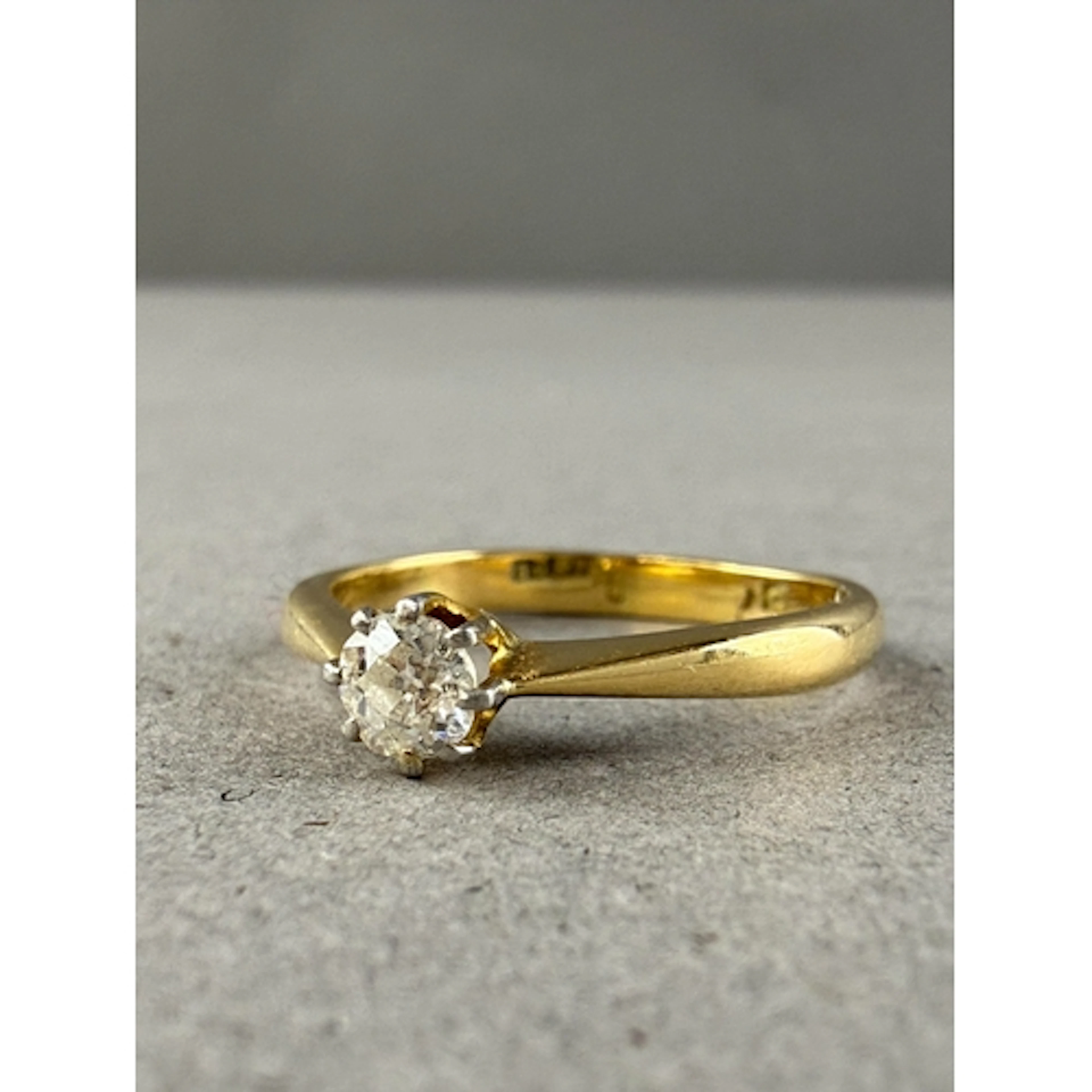 Jewellery: Yellow metal ring, claw set with a single old-cut...