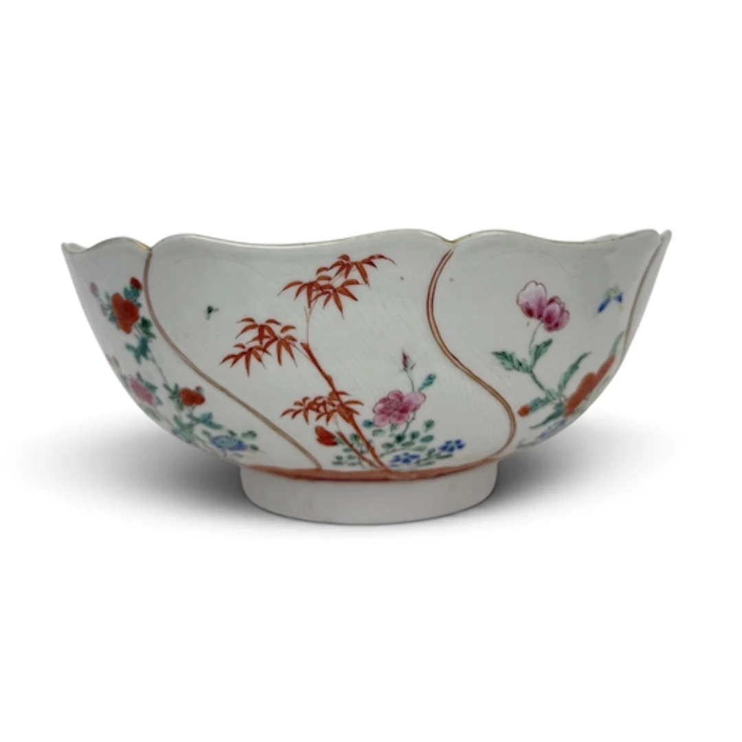 A CHINESE EARLY 19TH CENTURY PORCELAIN BOWL The interior dec...