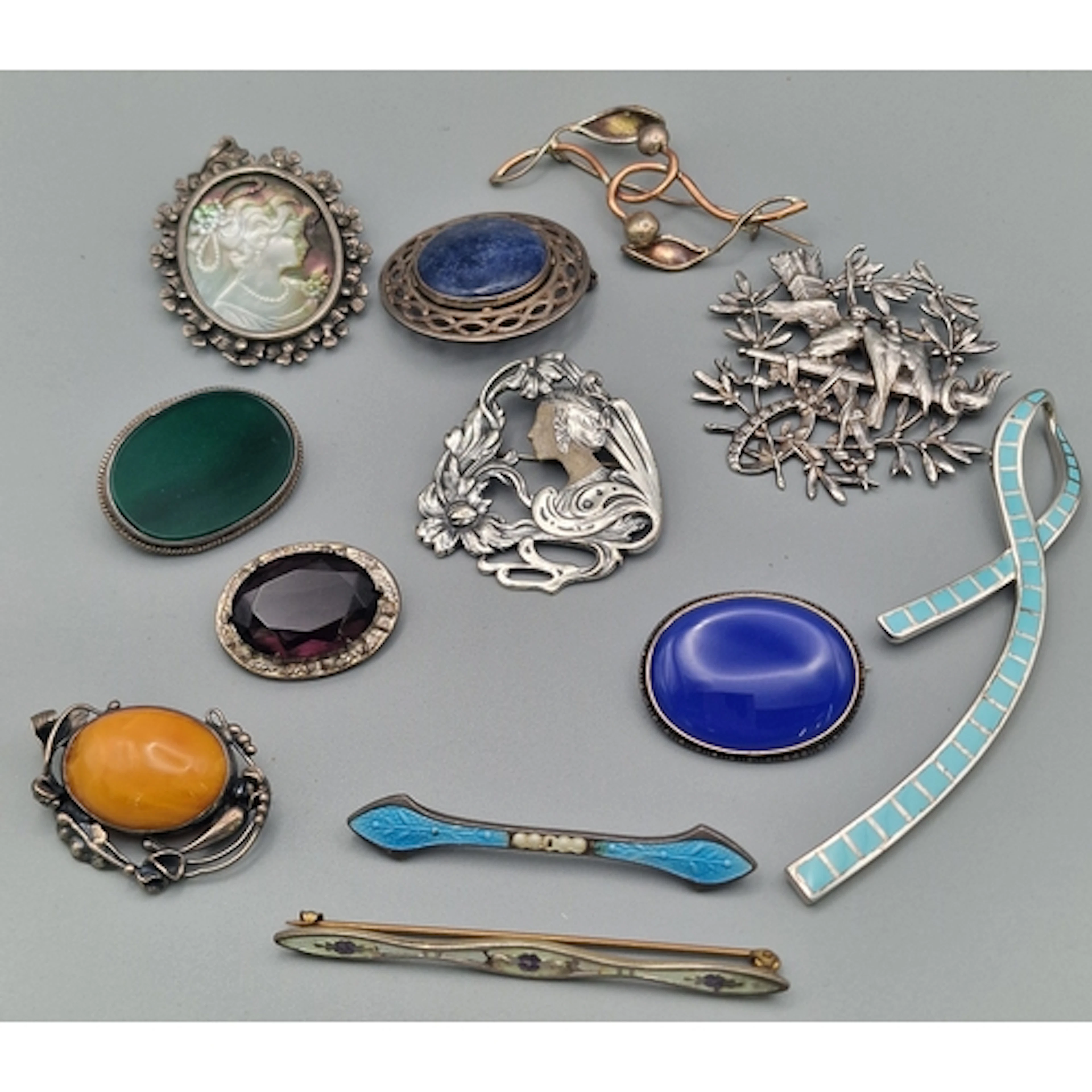 Bag of silver jewellery, mainly brooches to include: Ruskin ...