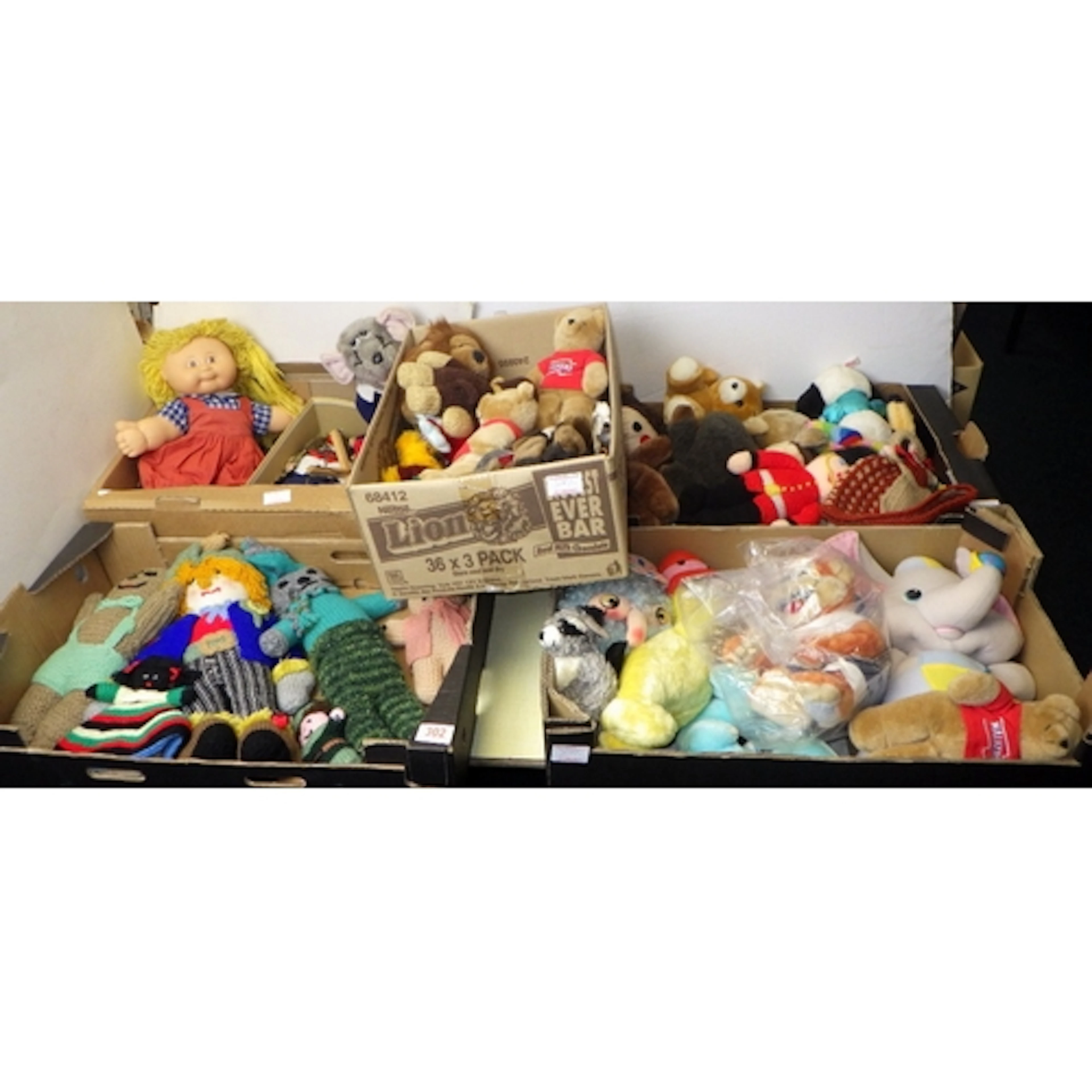 A qty of misc dolls, soft toys etc (5)