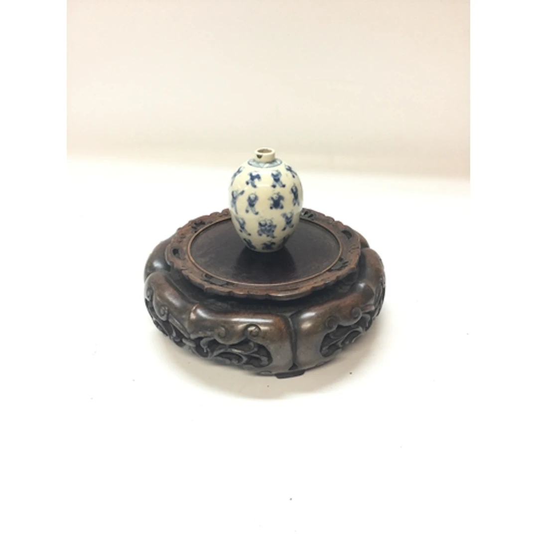 A small Chinese blue and white porcelain vase (8cm) with blu...