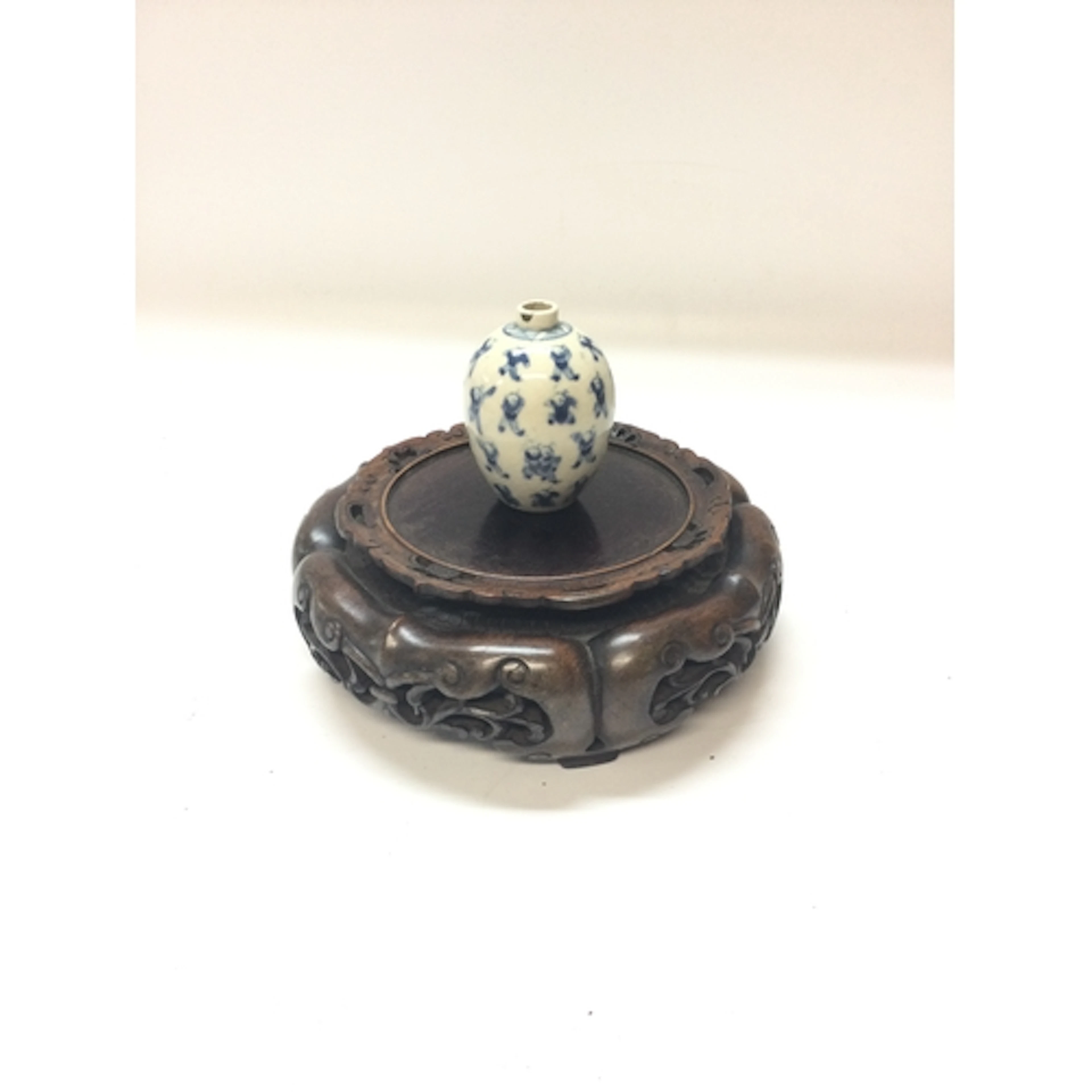 A small Chinese blue and white porcelain vase (8cm) with blu...