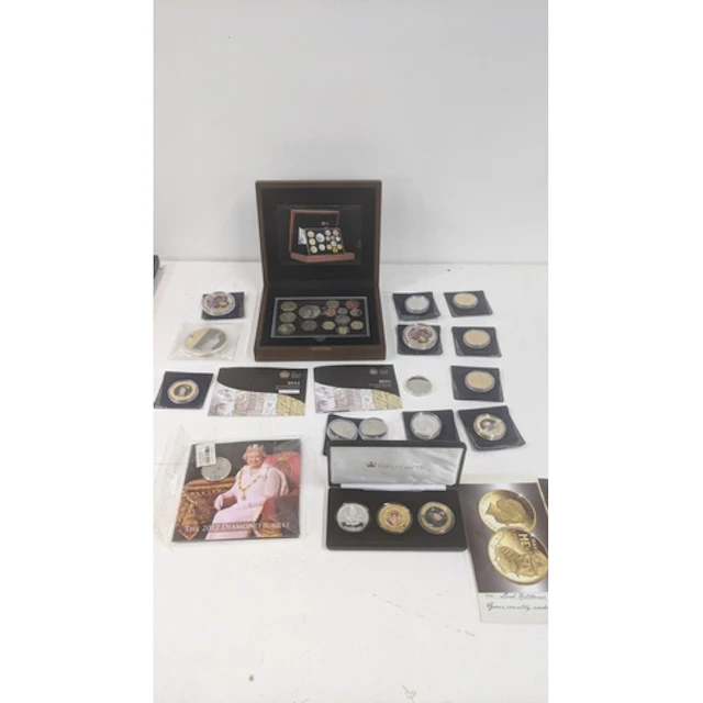 A collection of commemorative coins to include a boxed 2011 ...