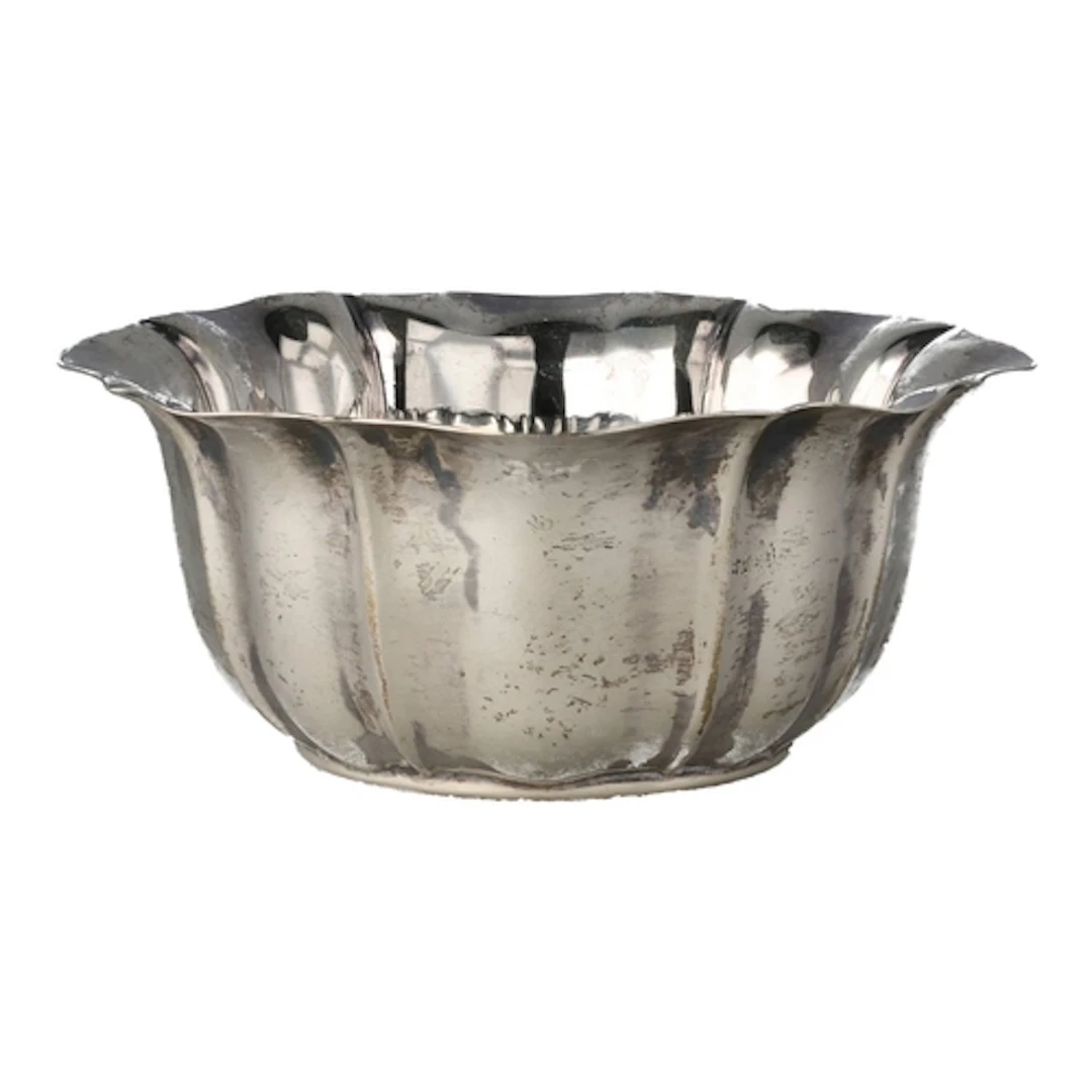 AN EDWARDIAN SILVER SHAPED CIRCULAR BOWL, HARRY ATKINS, SHEF...