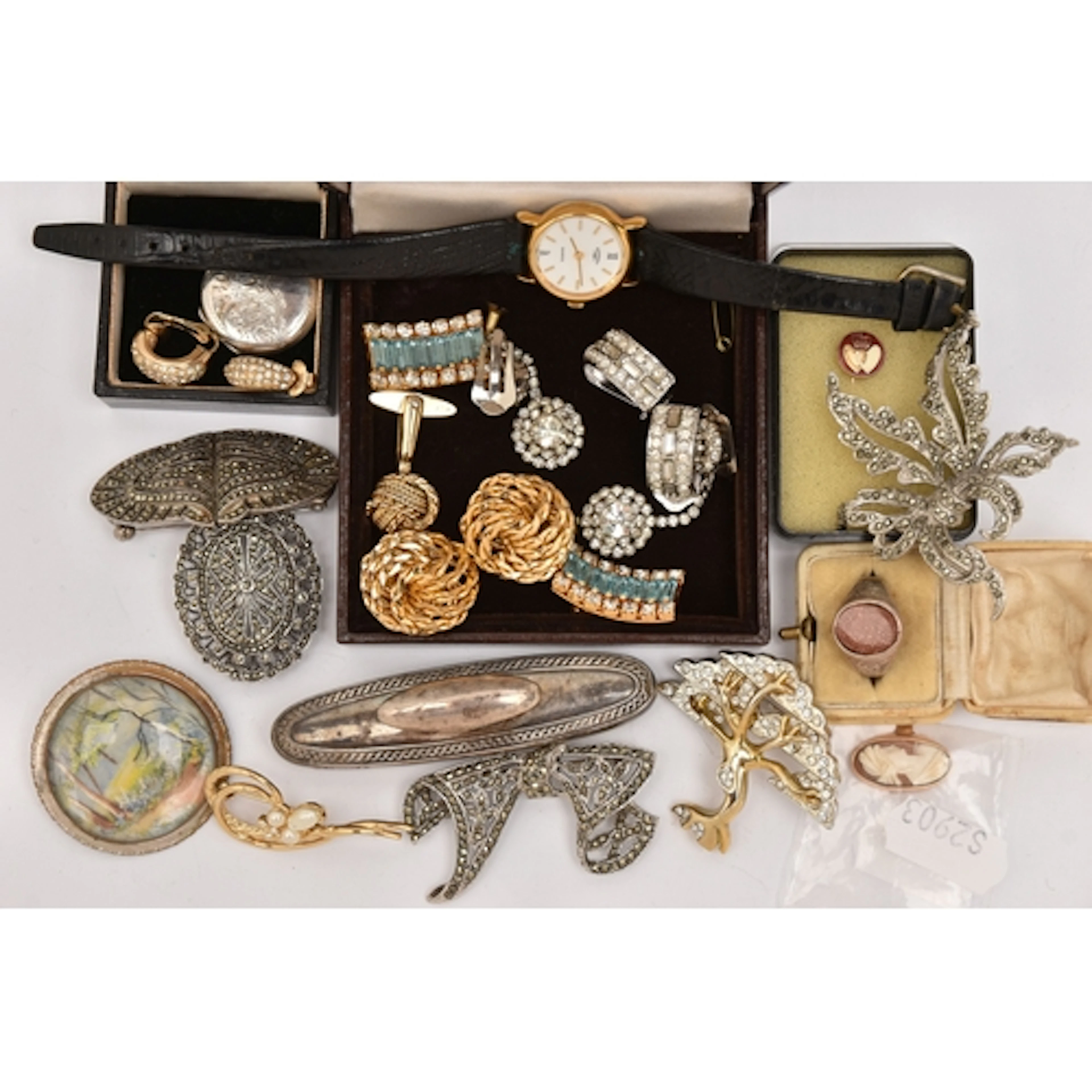 AN ASSORTMENT OF ITEMS, to include an AF broken piece of ros...