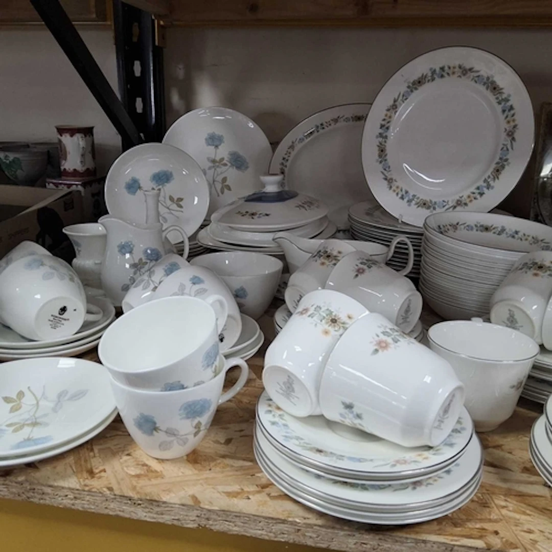 A GROUP OF ROYAL DOULTON AND WEDGWOOD TEA AND DINNERWARES co...
