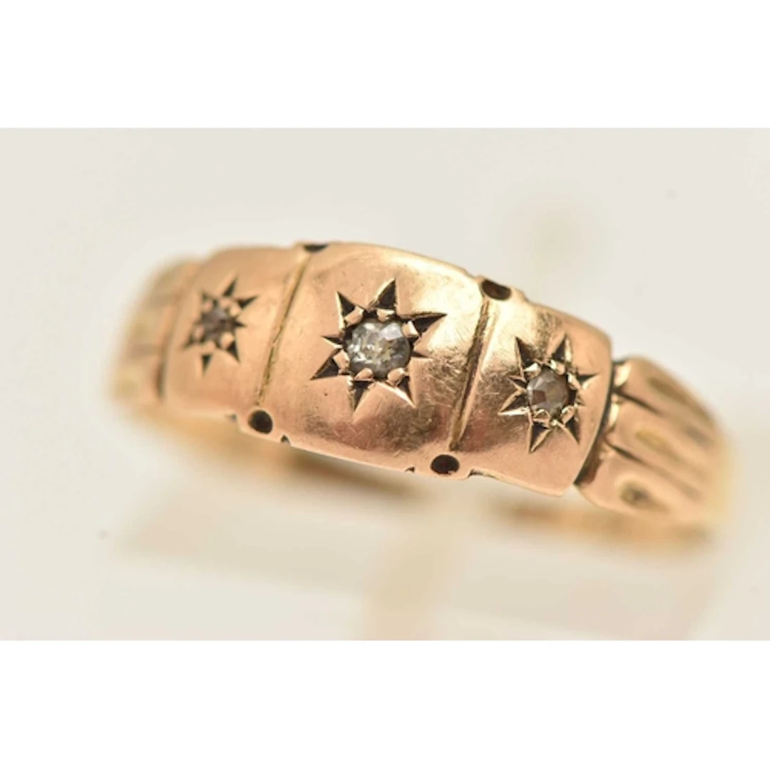 AN EARLY 20TH CENTURY 18CT GOLD DIAMOND THREE STONE RING. Se...