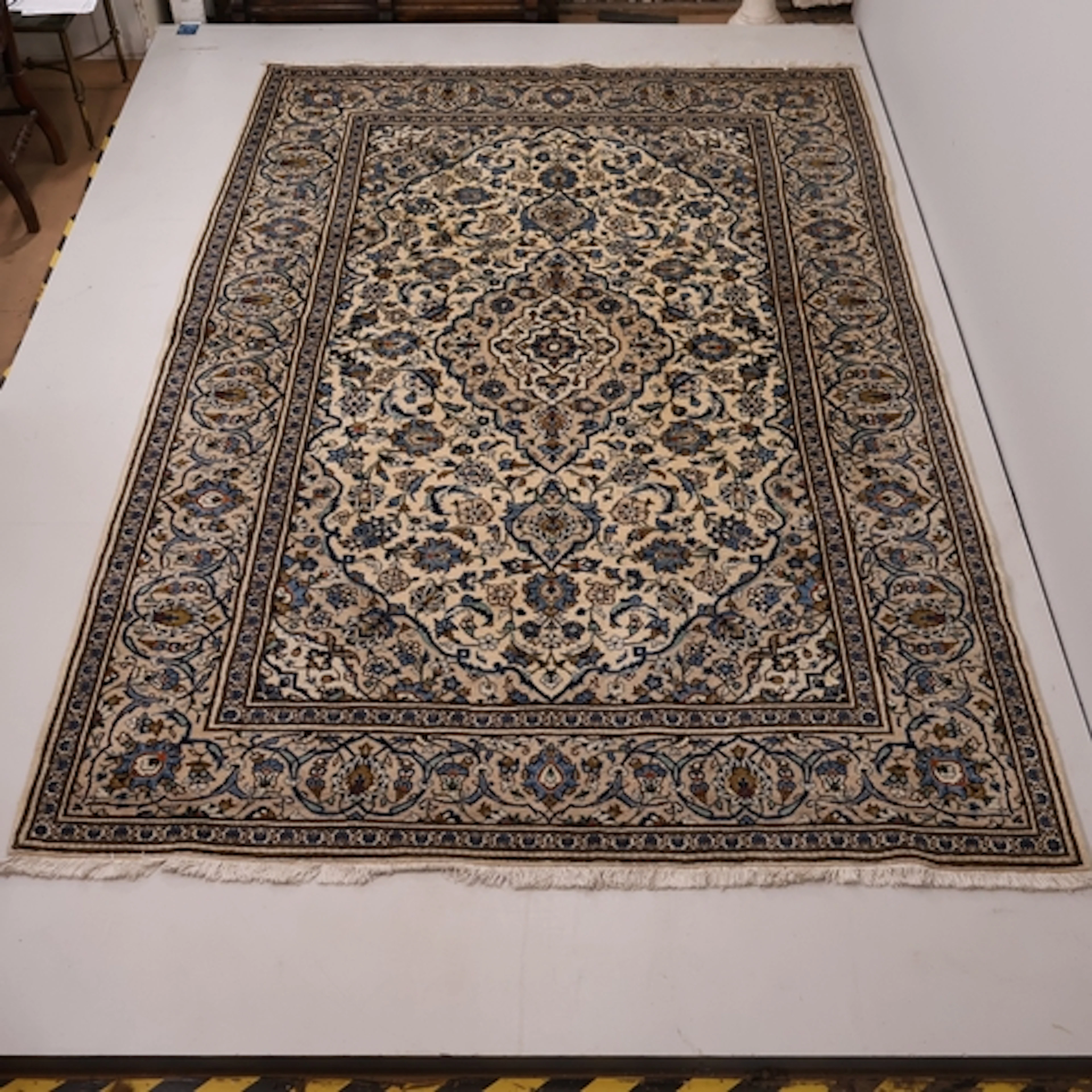 A cream ground Persian Kashan carpet, L300cm, W200cm.