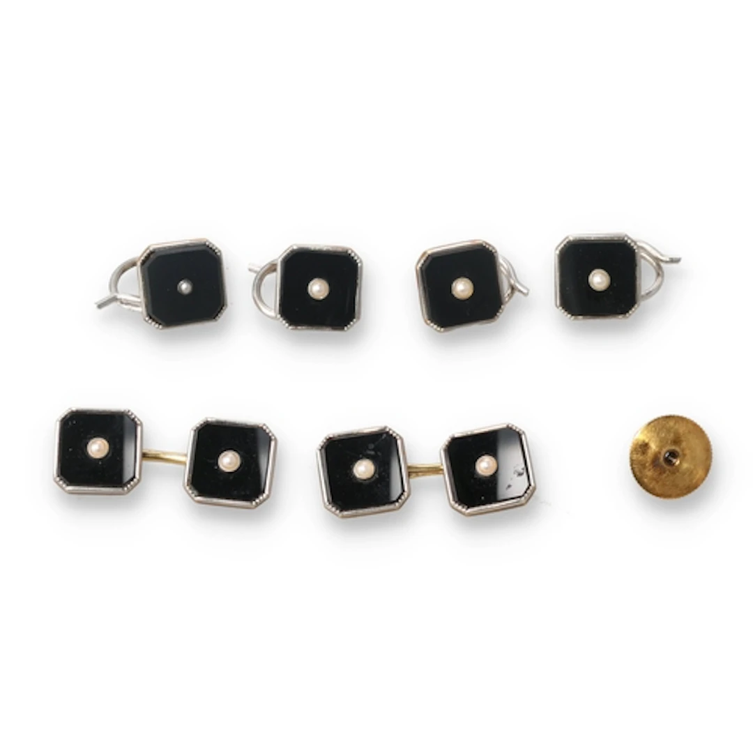 A SET OF GENTLEMANS 18CT GOLD AND PLATINUM CUFFLINKS With on...