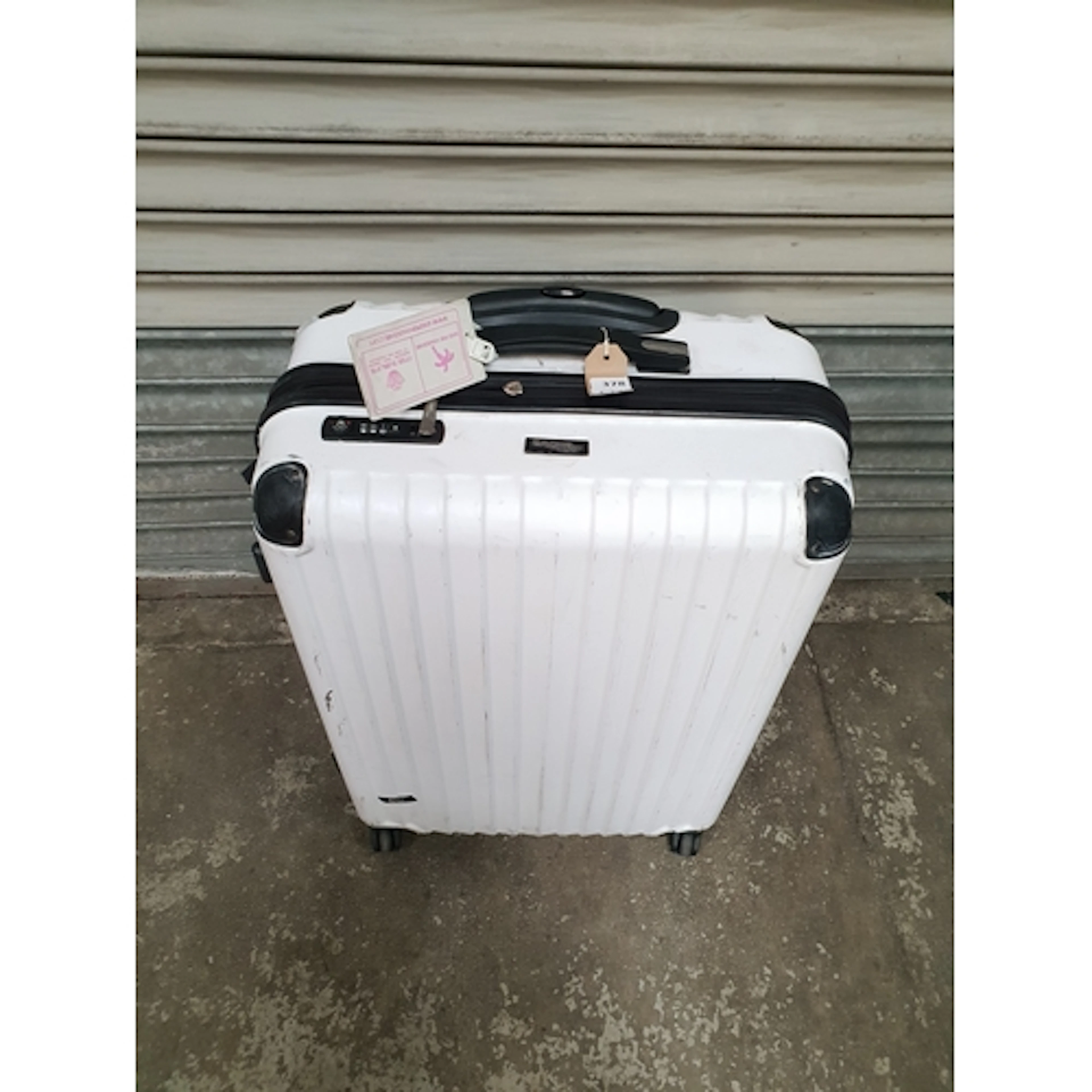 ONE SEGUE LUGGAGE SUITCASE Note: Suitcases and bags are empt...