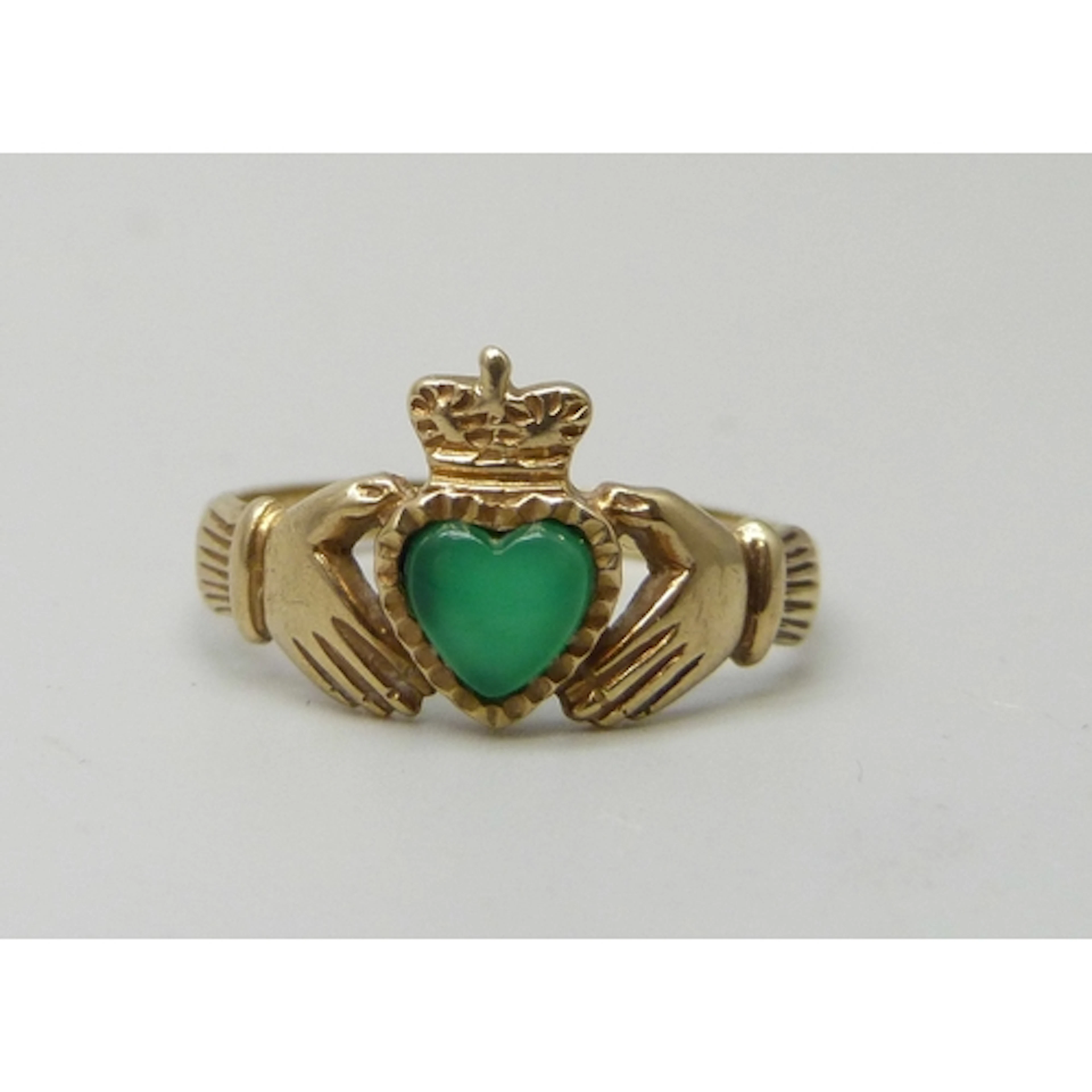 A 9ct gold Claddagh ring set with chrysoprase, 1.6g, M/N
