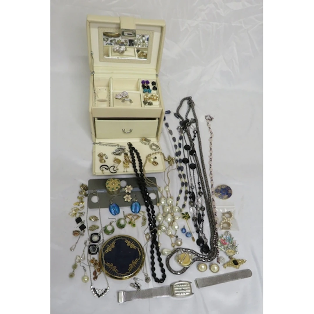 Costume Jewellery incl. earrings, studs, clip ons, blue vint...