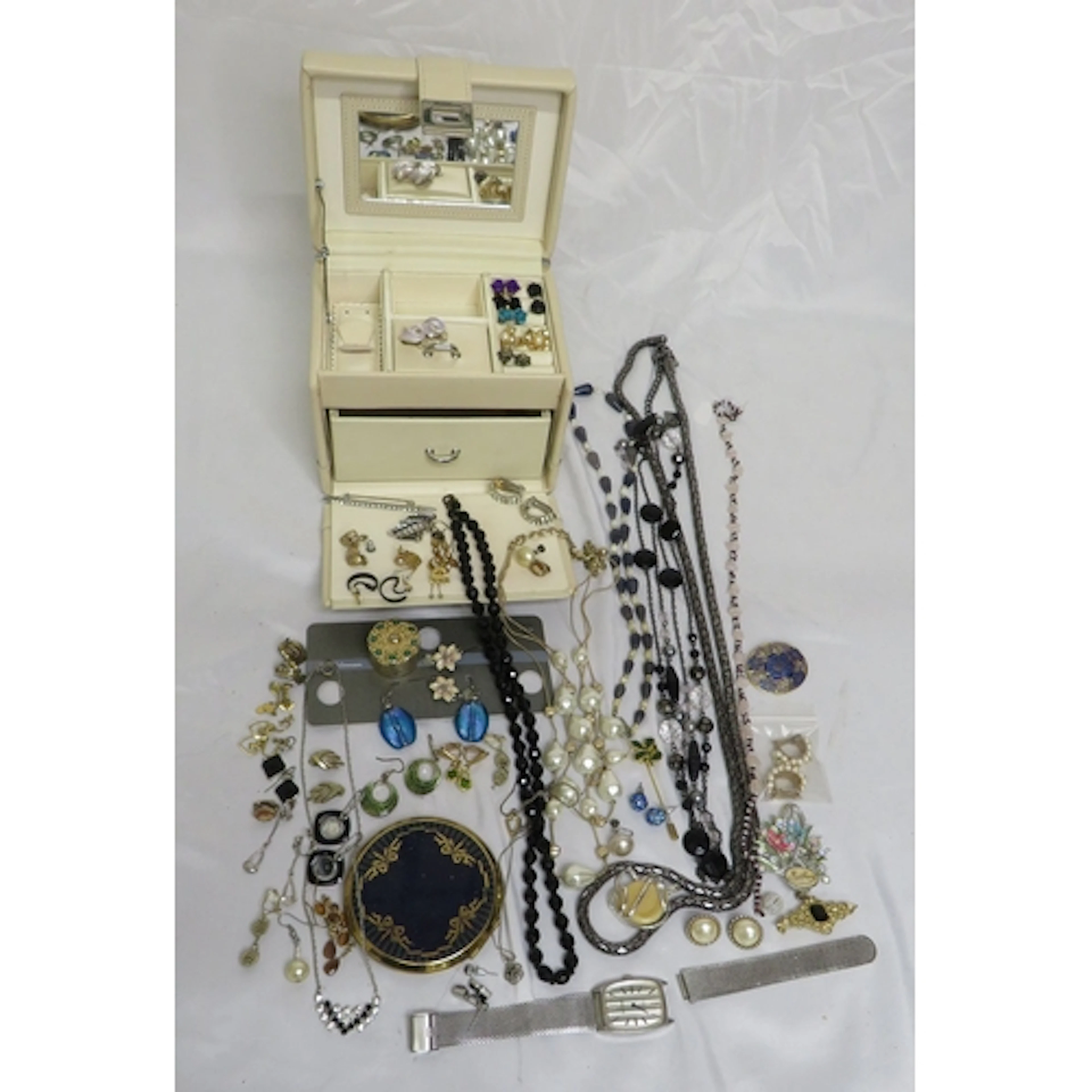 Costume Jewellery incl. earrings, studs, clip ons, blue vint...