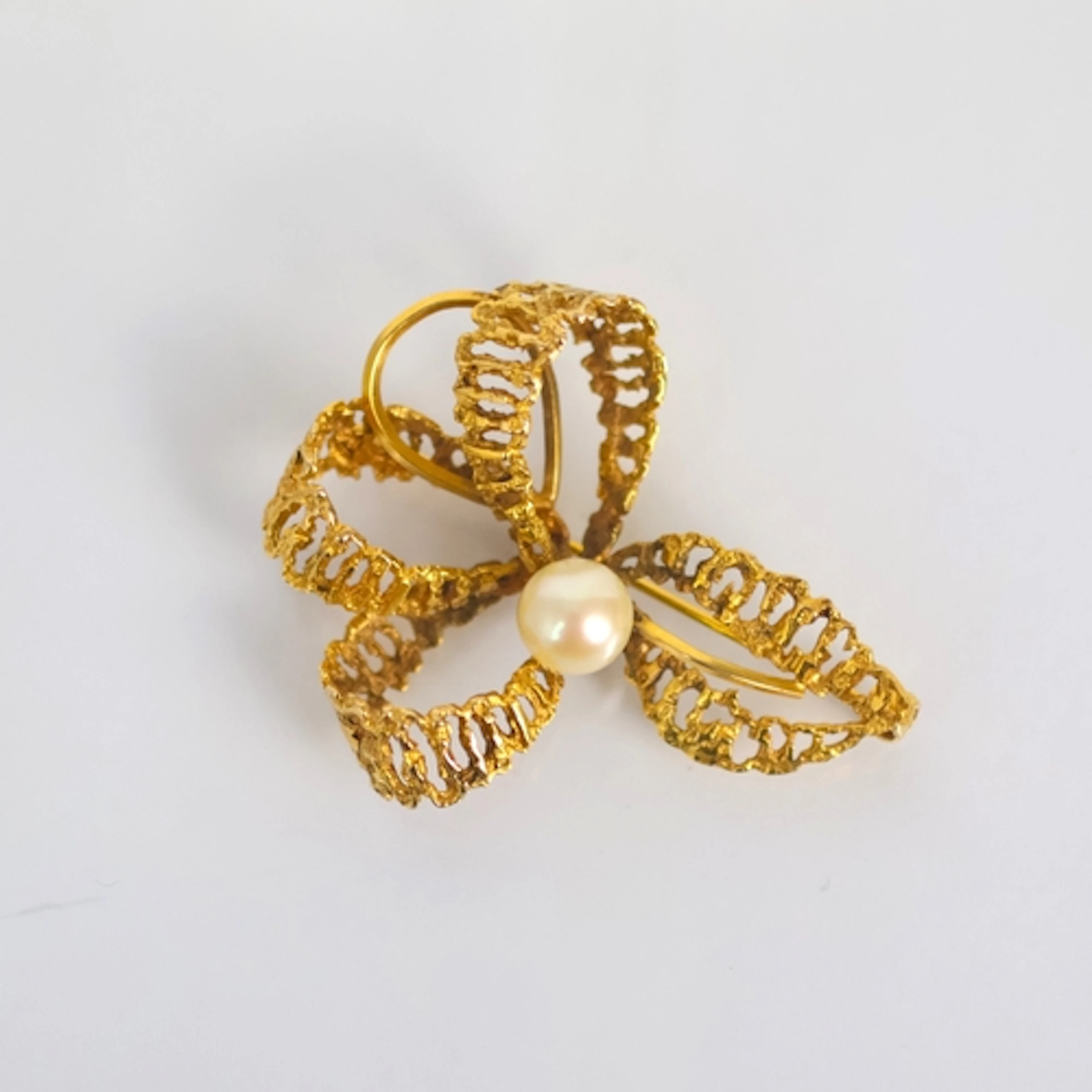 A late 20th century 9ct gold cultured pearl brooch, of styli...