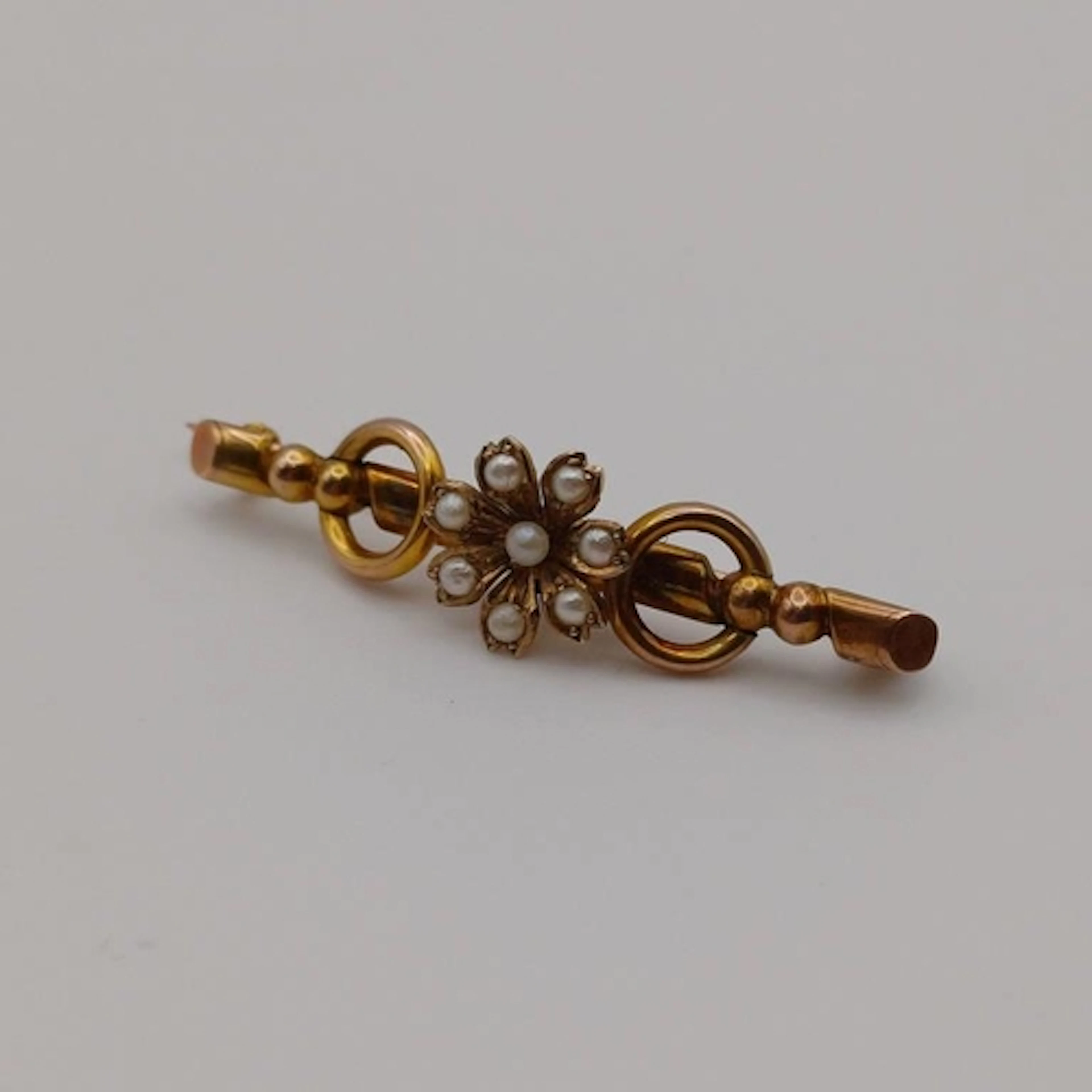 EARLY 20TH CENTURY 9CT GOLD SEED PEARL FLORAL BAR BROOCH - 4...