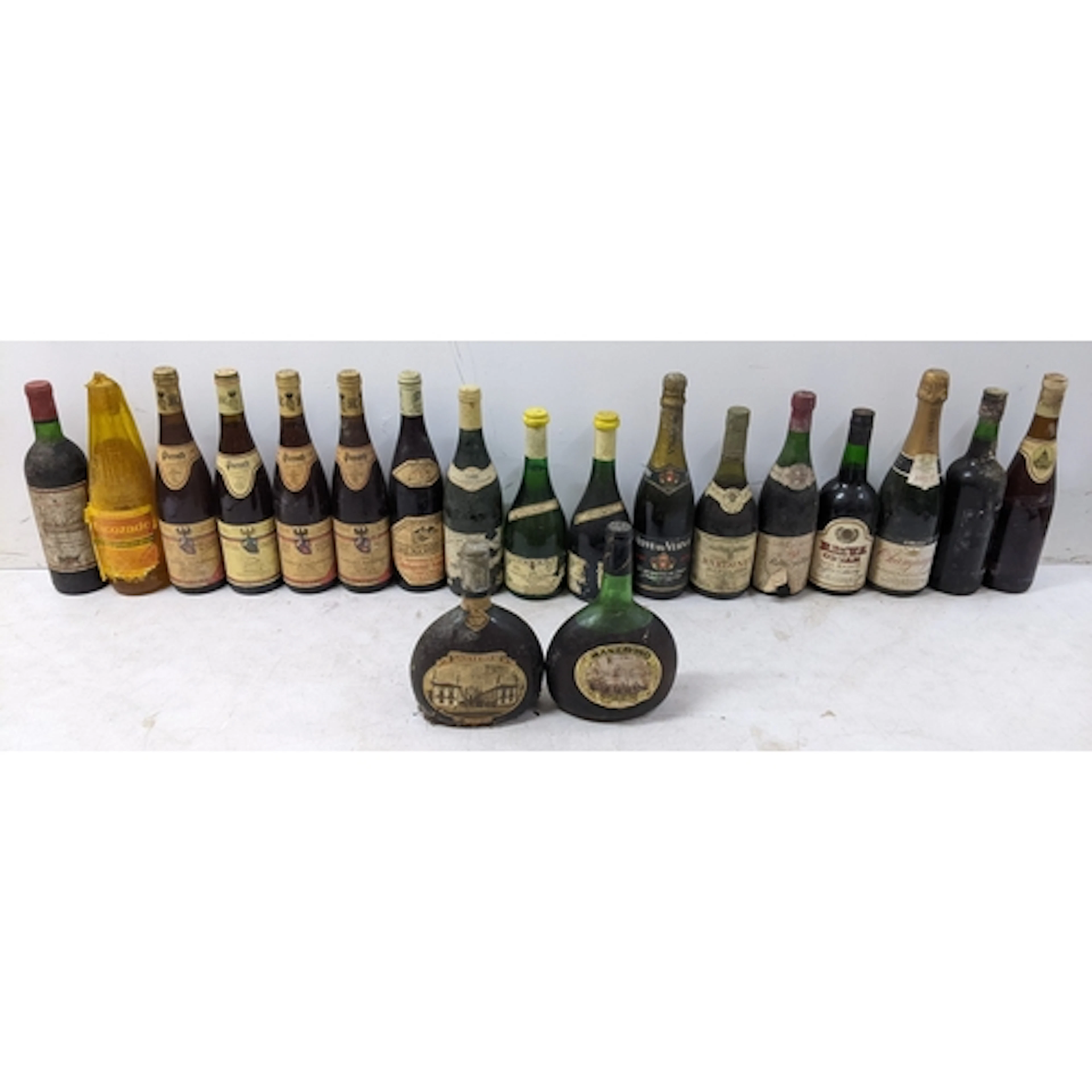 A mixed group of nineteen bottles of wine, sparkling wine, b...