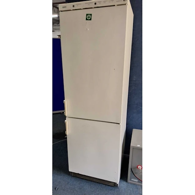 A BOSCH DUOTRONIC FRIDGE FREEZER (PAT pass and working at 3 ...