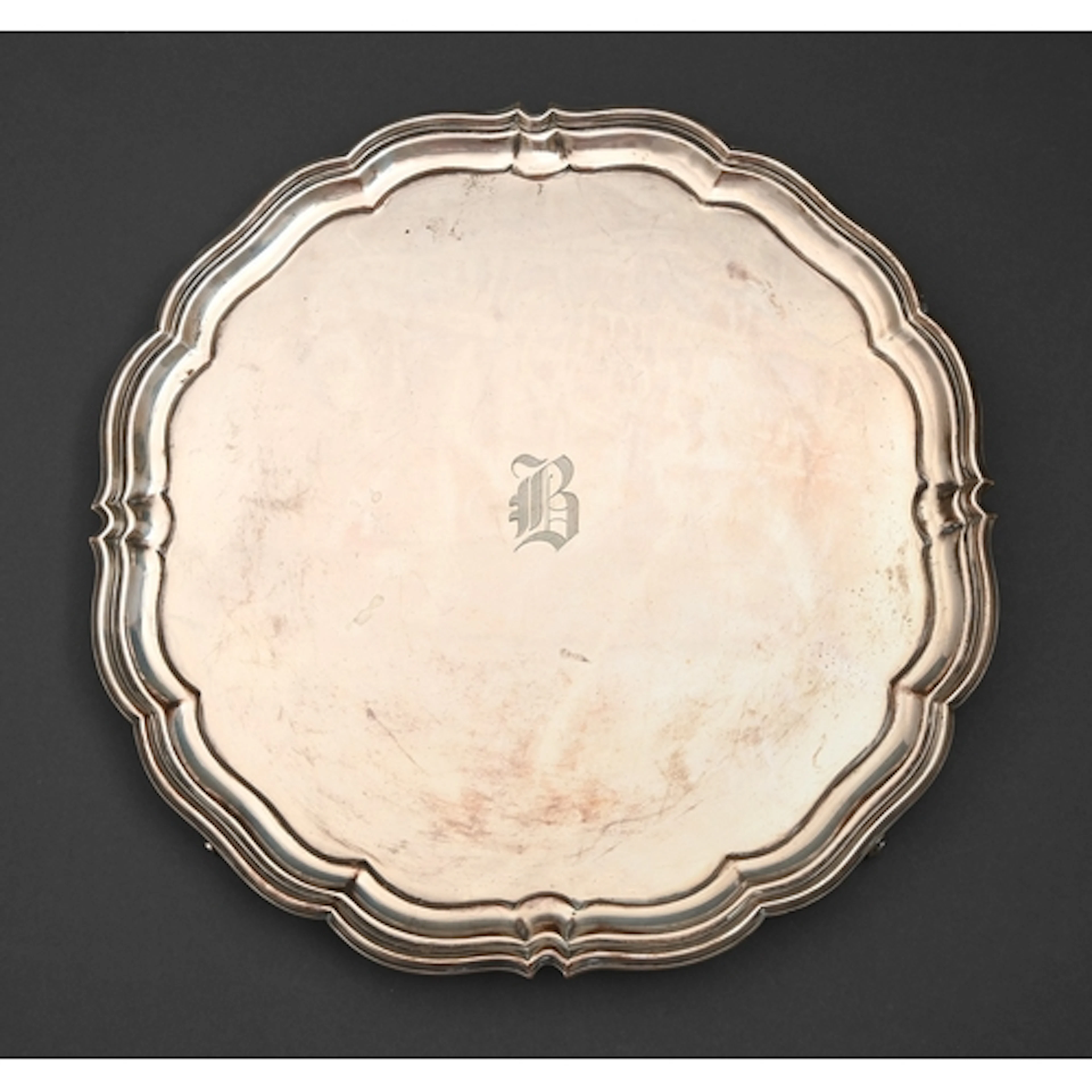 A George VI silver salver, on four volute feet, 31cm diam, b...