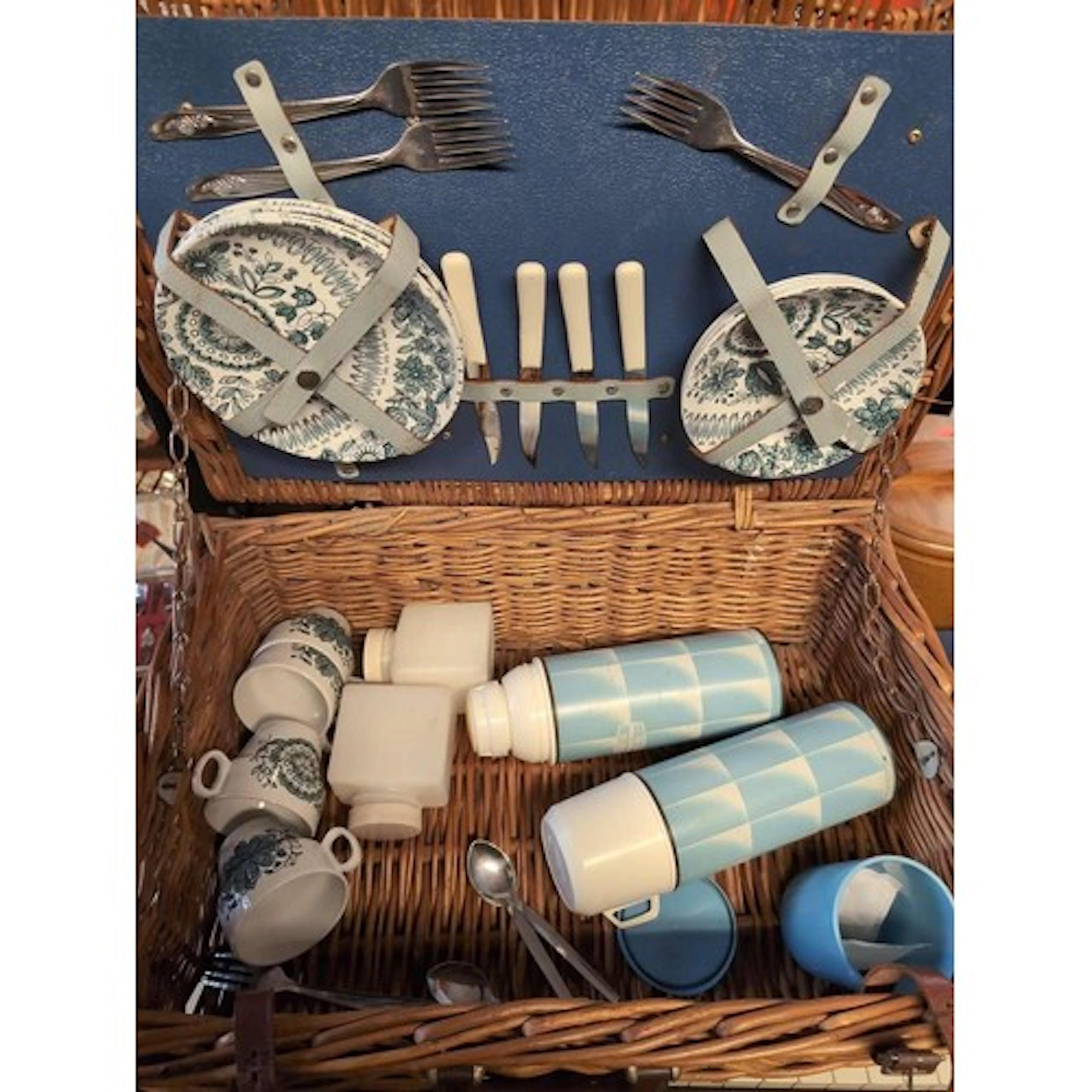 Wicker picnic hamper containing four ceramic cups, saucers, ...