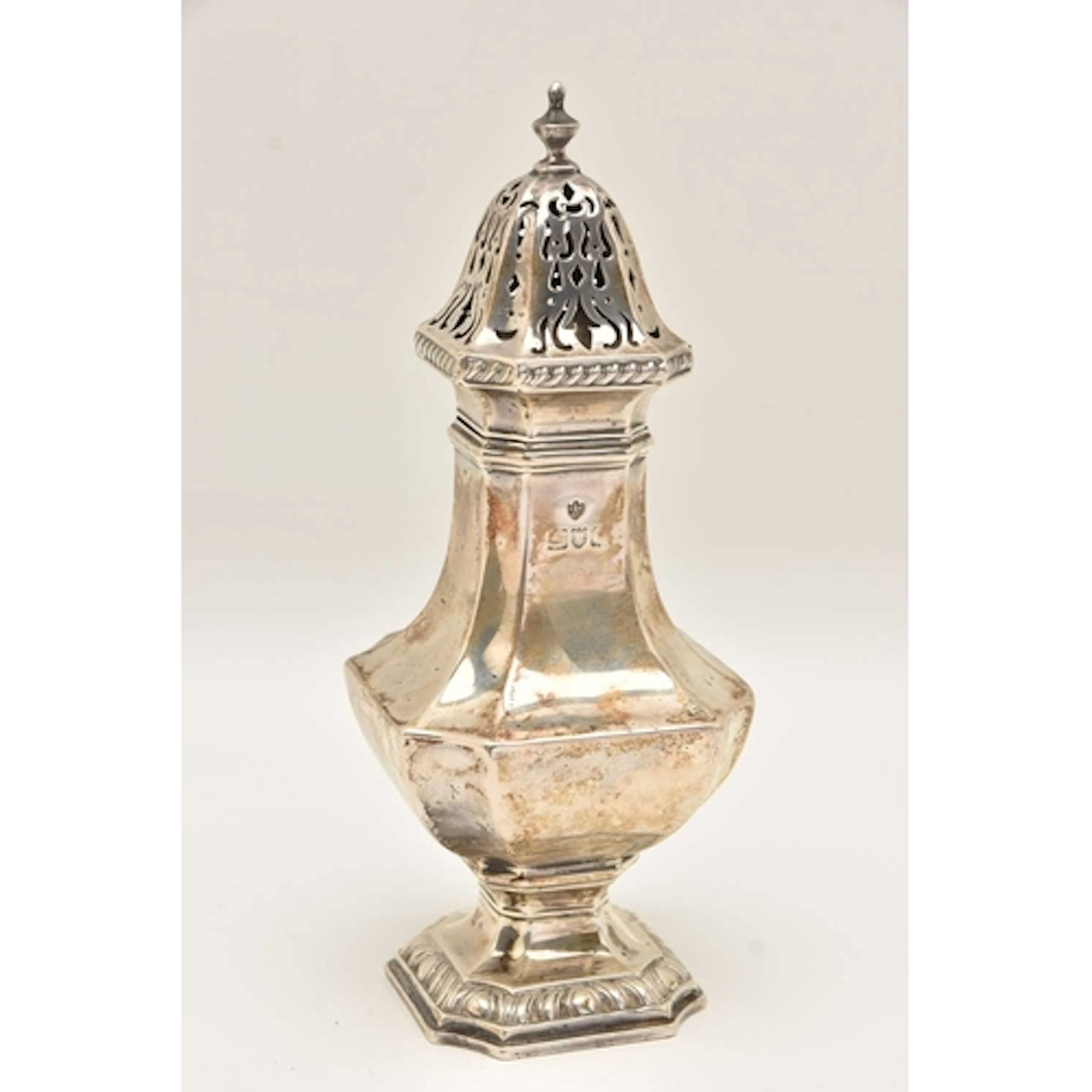 AN EARLY 20TH CENTURY SILVER SUGAR CASTE, faceted form, remo...
