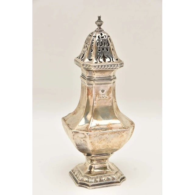 AN EARLY 20TH CENTURY SILVER SUGAR CASTE, faceted form, remo...