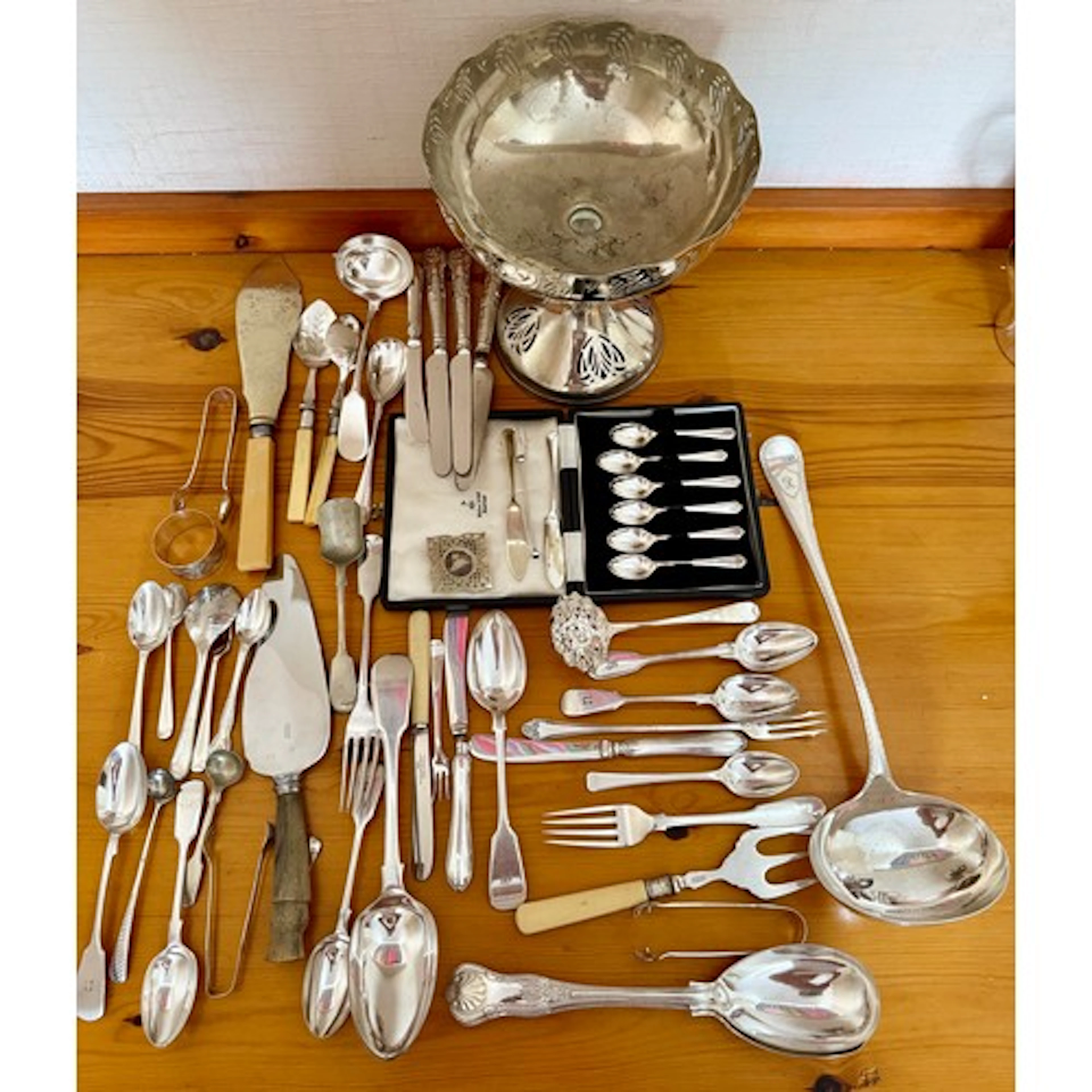A quantity of silver plated items to include ladles, spoons,...