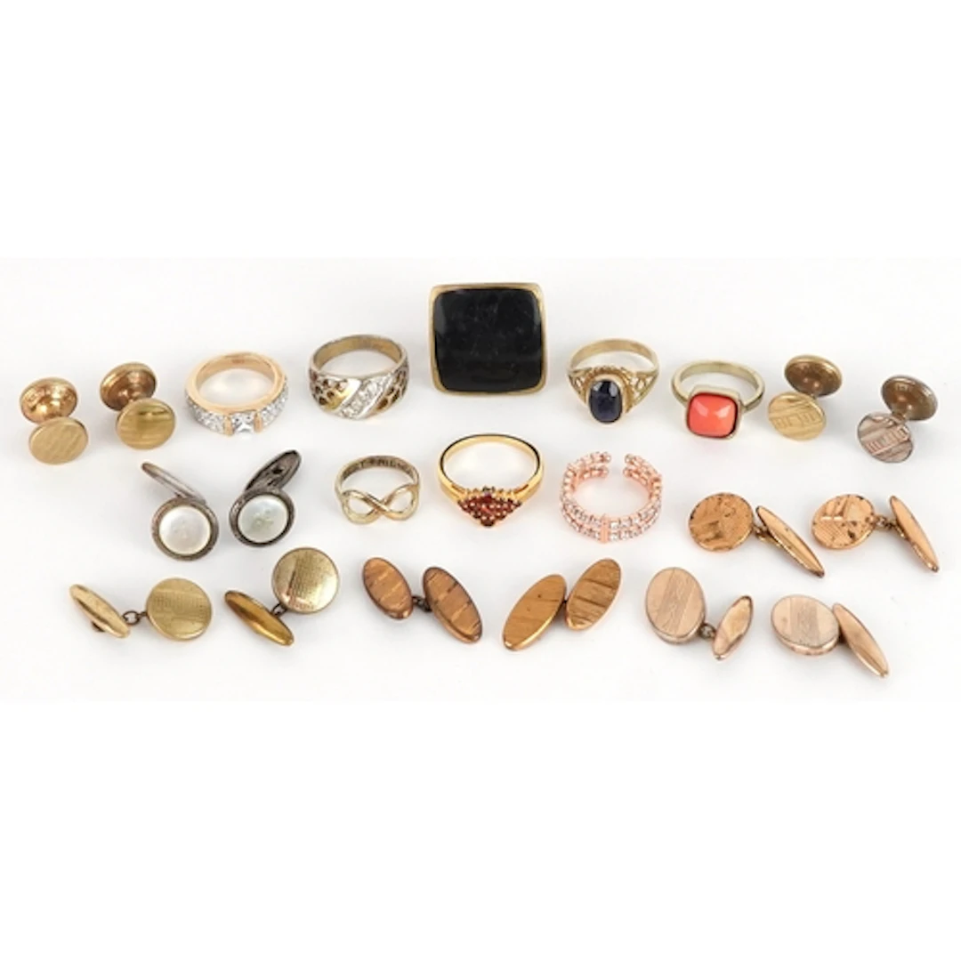 Collection of vintage and later yellow and white metal rings...
