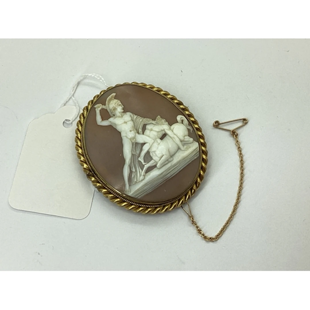 A XIX Century Oval Shell Carved Cameo Brooch, depicting Thes...