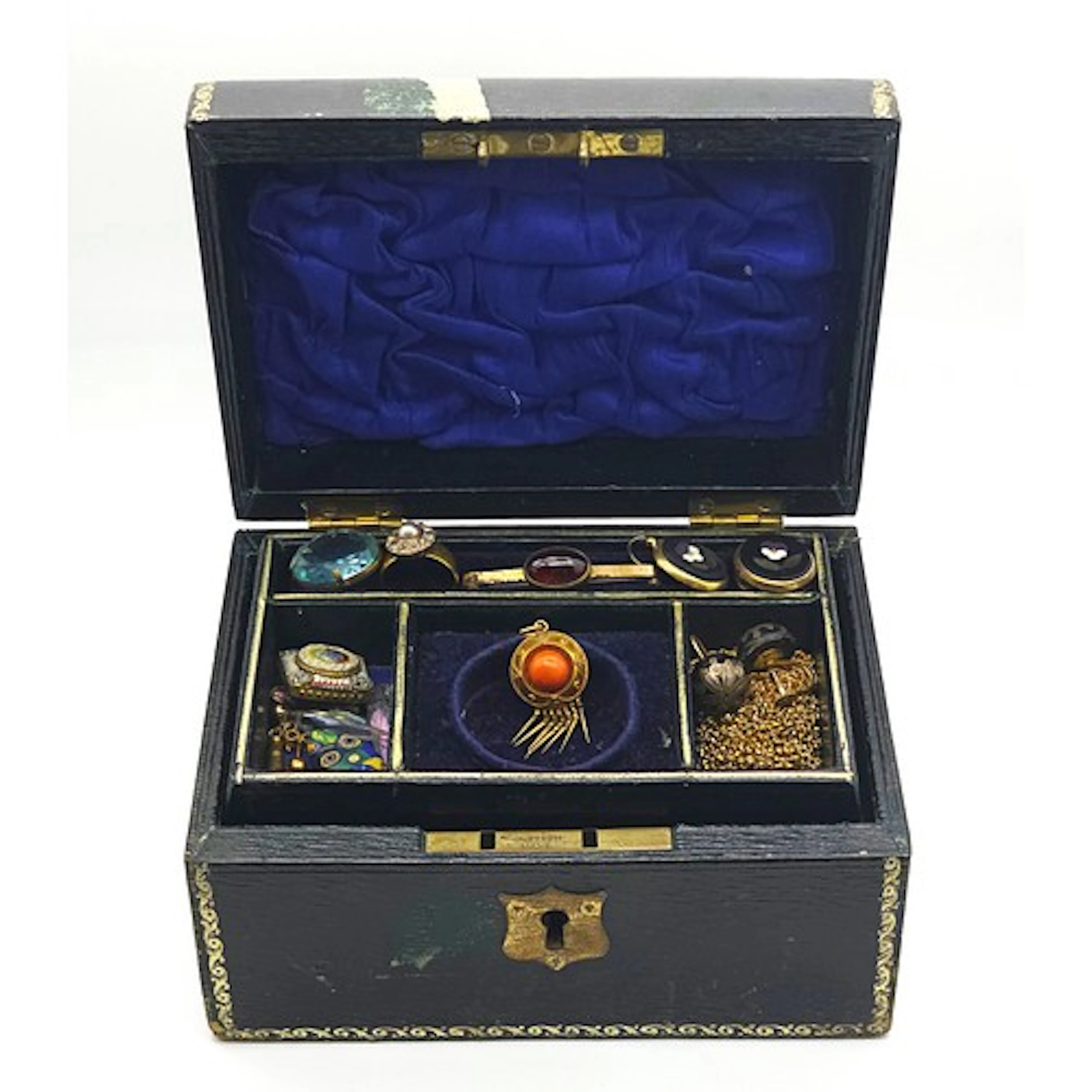 A small collection of jewellery, to include a Pietra Dura pa...