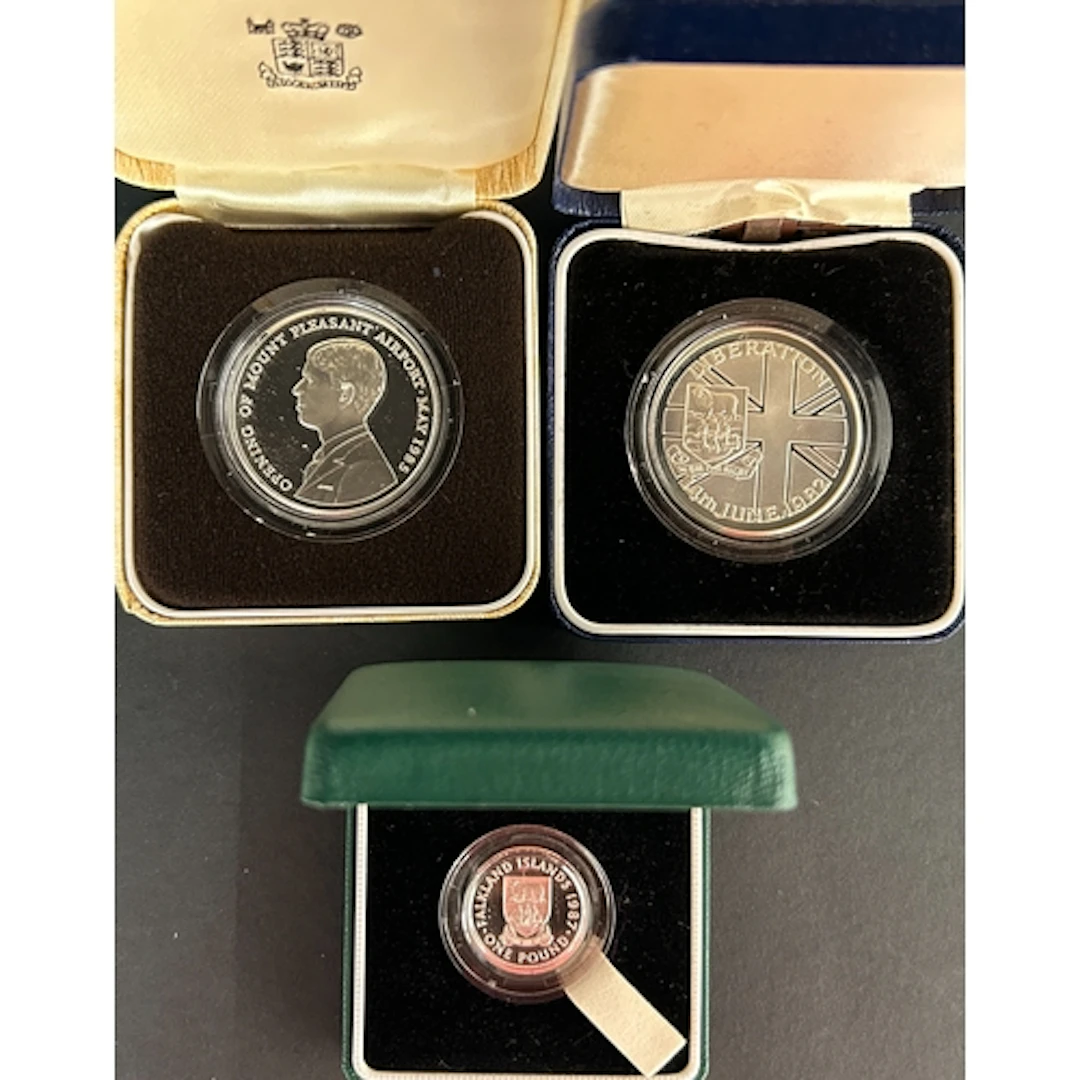 A group of six Falkland Islands boxed silver proof coins, co...