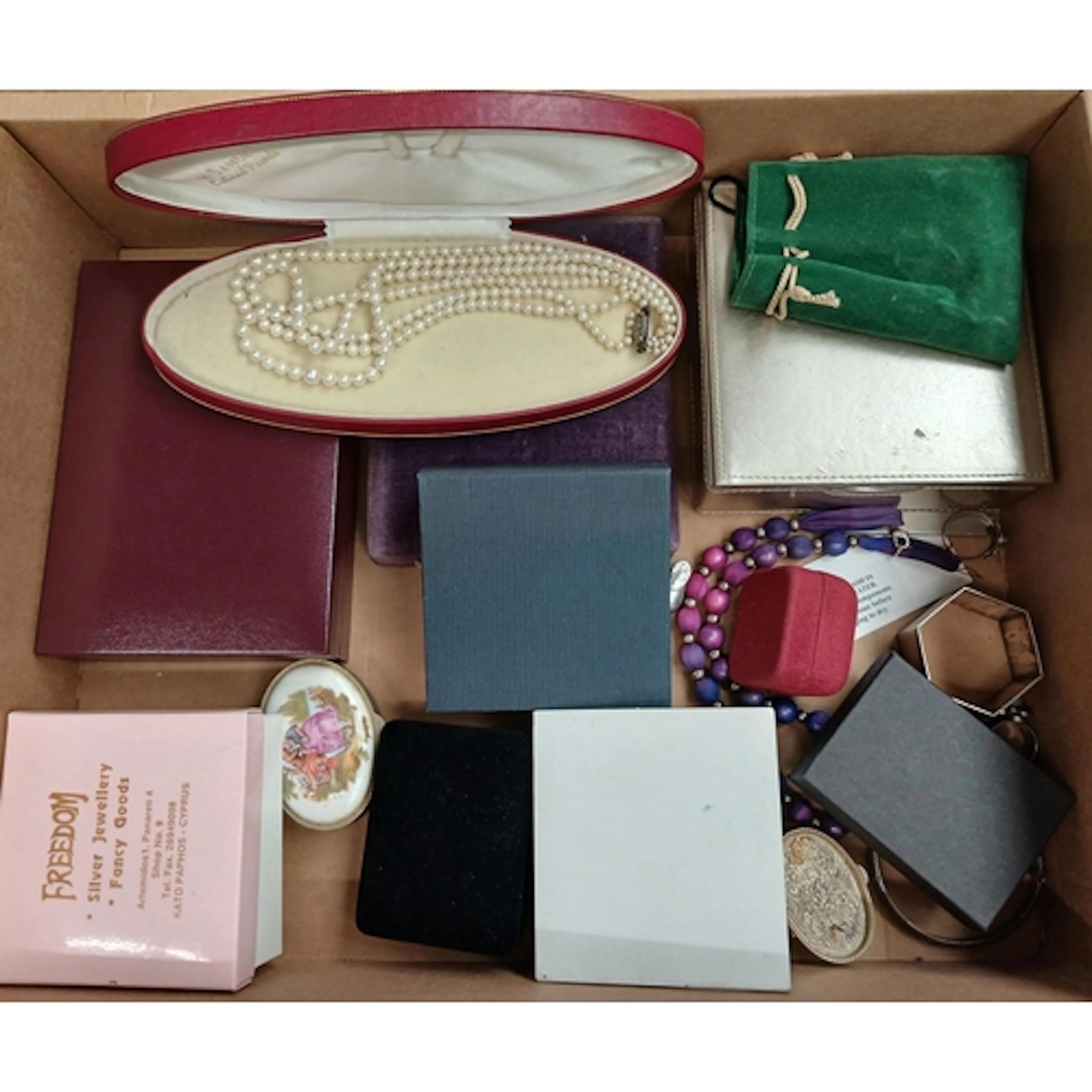 A tray of assorted costume jewellery.