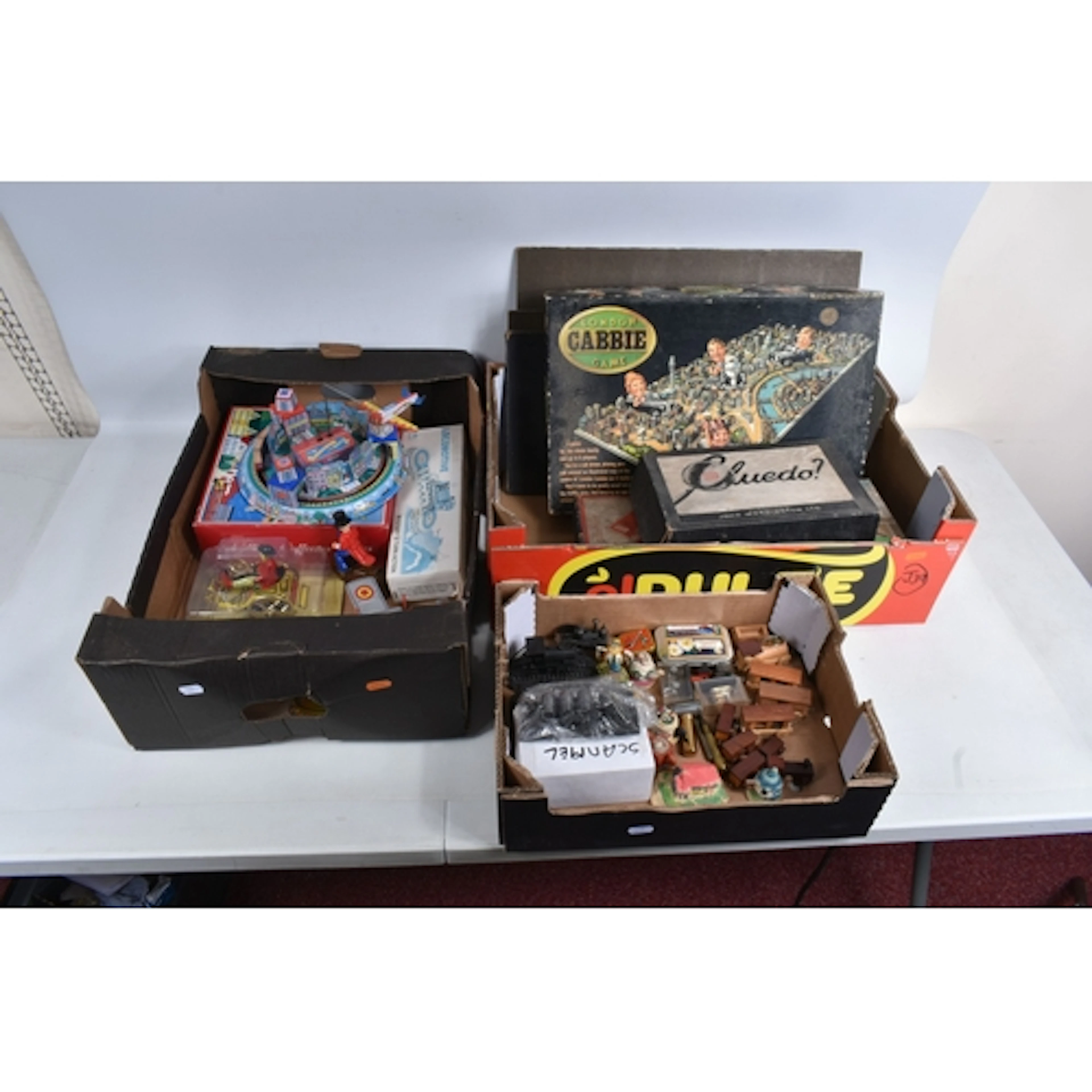 A QUANTITY OF BOXED AND UNBOXED MODERN REPRODUCTION TINPLATE...