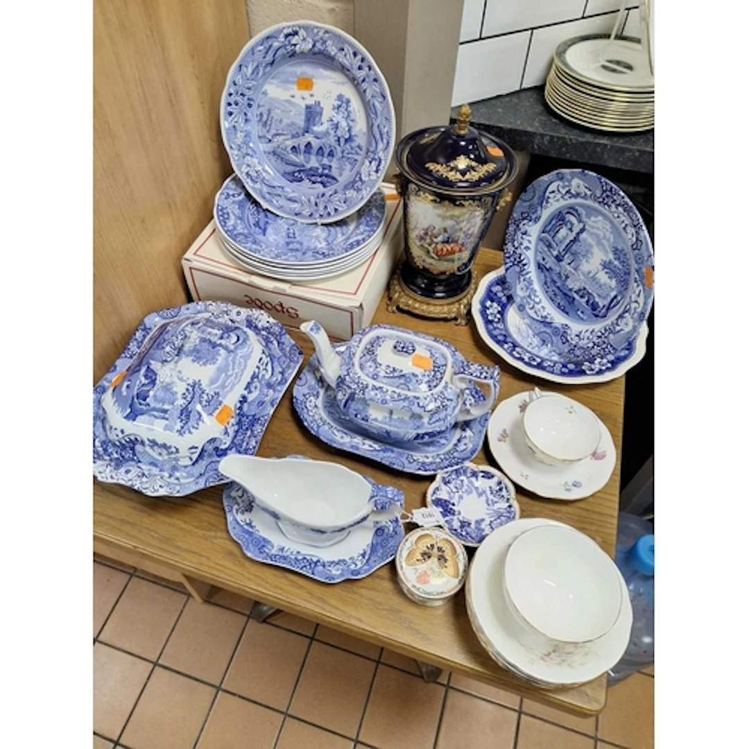 A GROUP OF QUALITY CERAMICSFROM THE LIKES OF SPODE AND ROYAL...