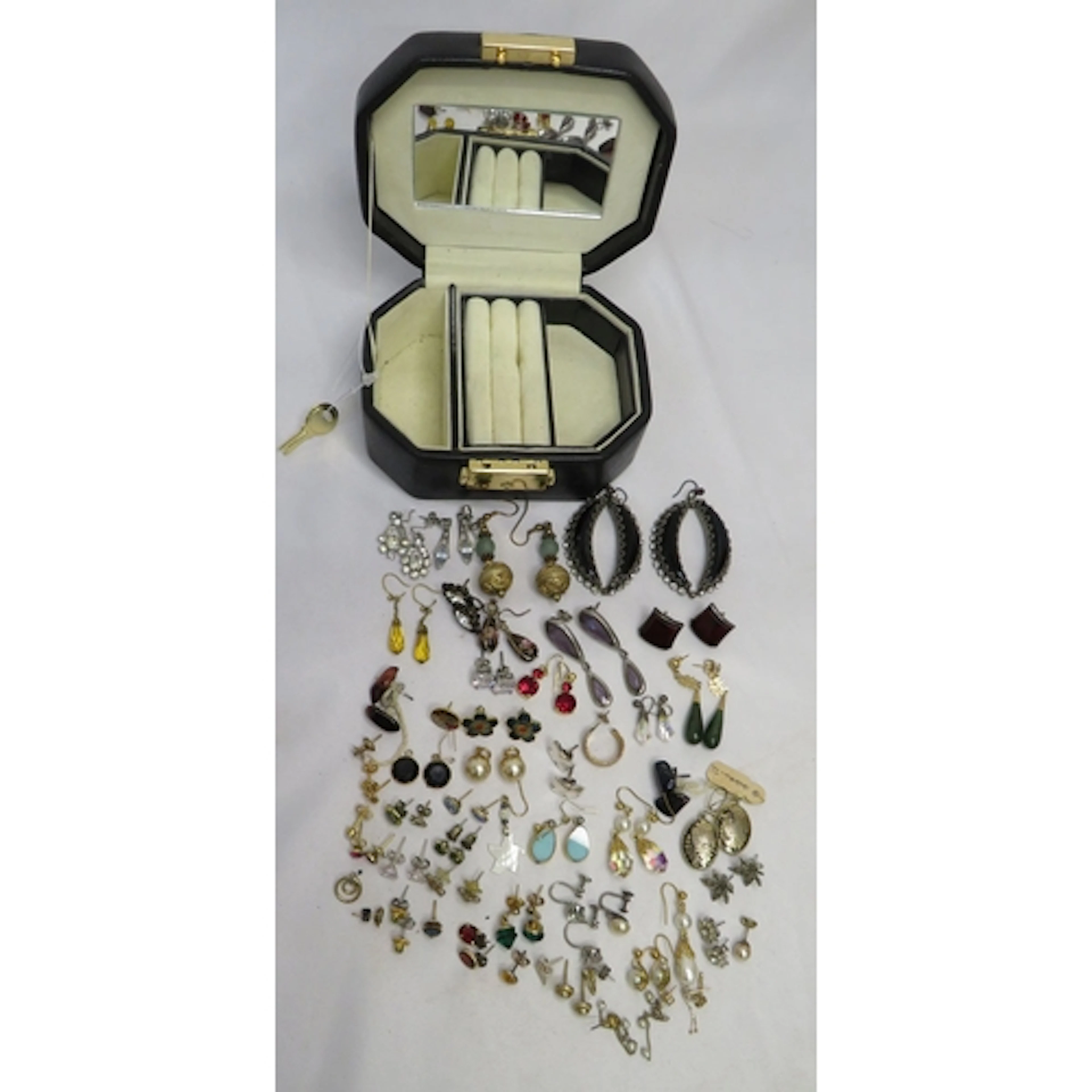 Costume Jewellery Earrings, pair yellow metal mounted Chines...