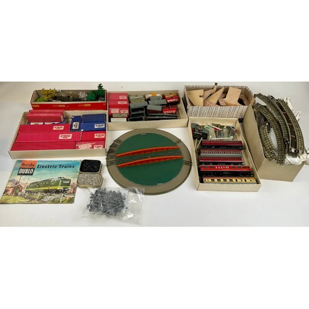 Model Railway - various Hornby Dublo carriages, coaches and ...