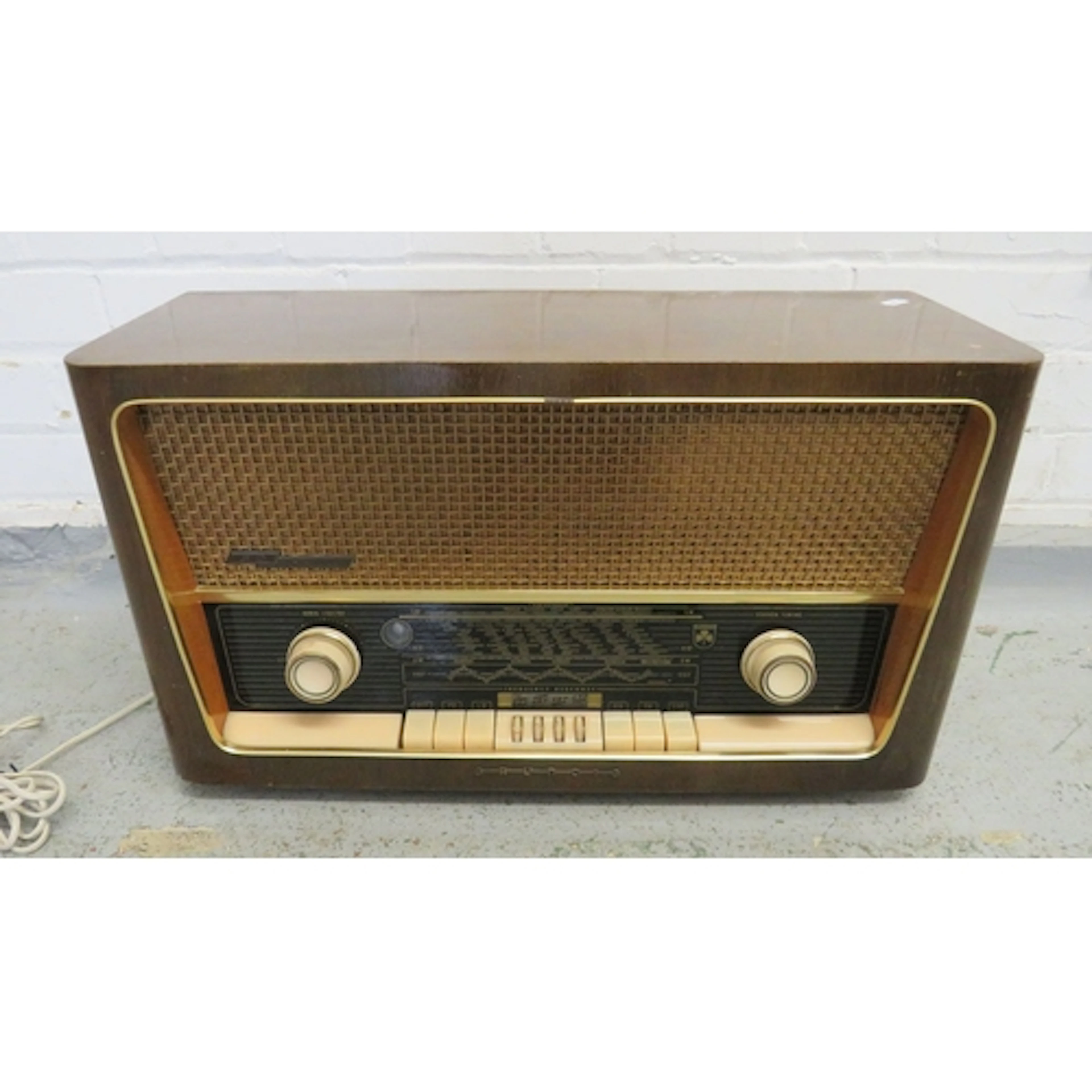 Vintage Grundig Model 3028/GB AM/FM Radio, dark wooden frame...