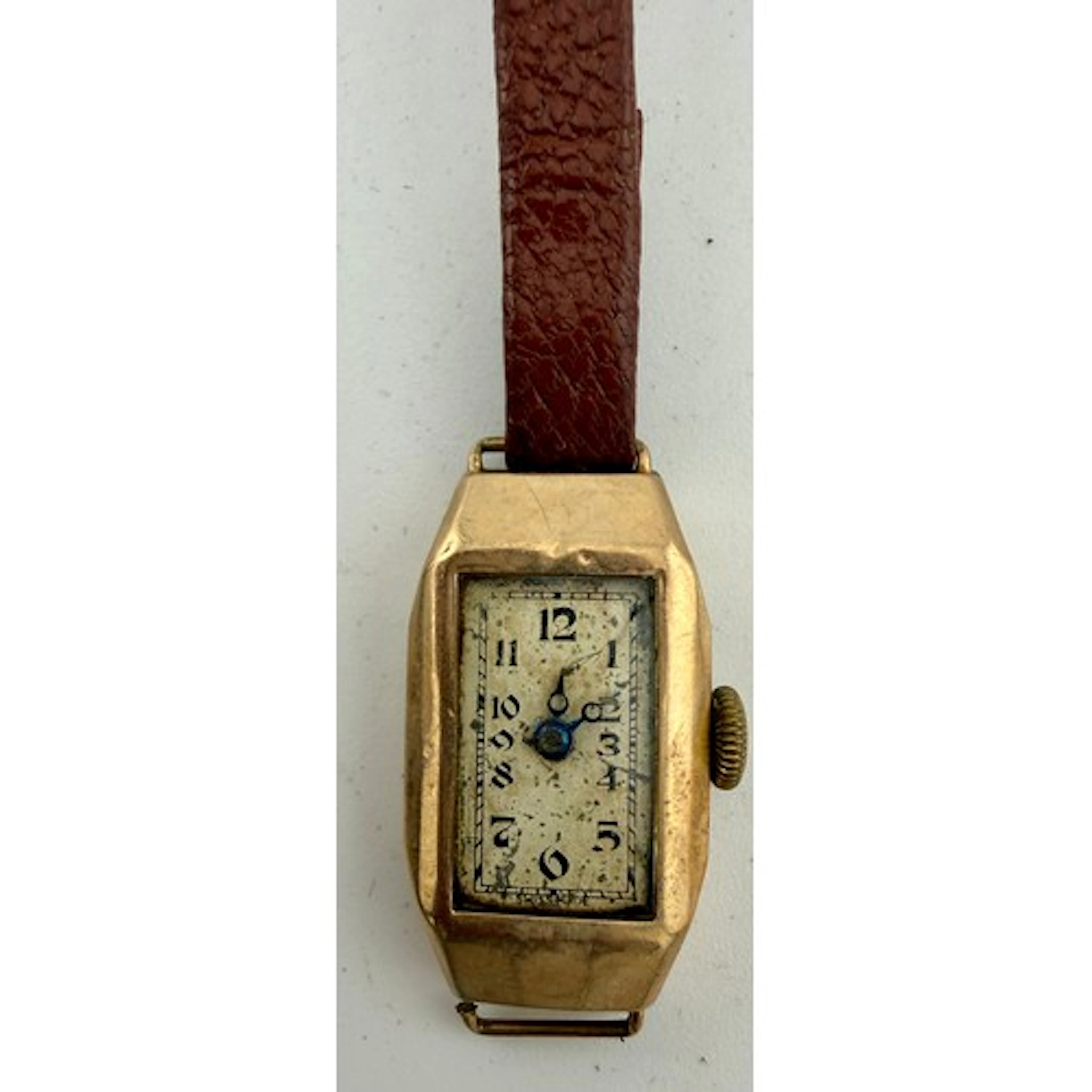 A nine carat gold cased ladies wristwatch. Total weight 7.6g...