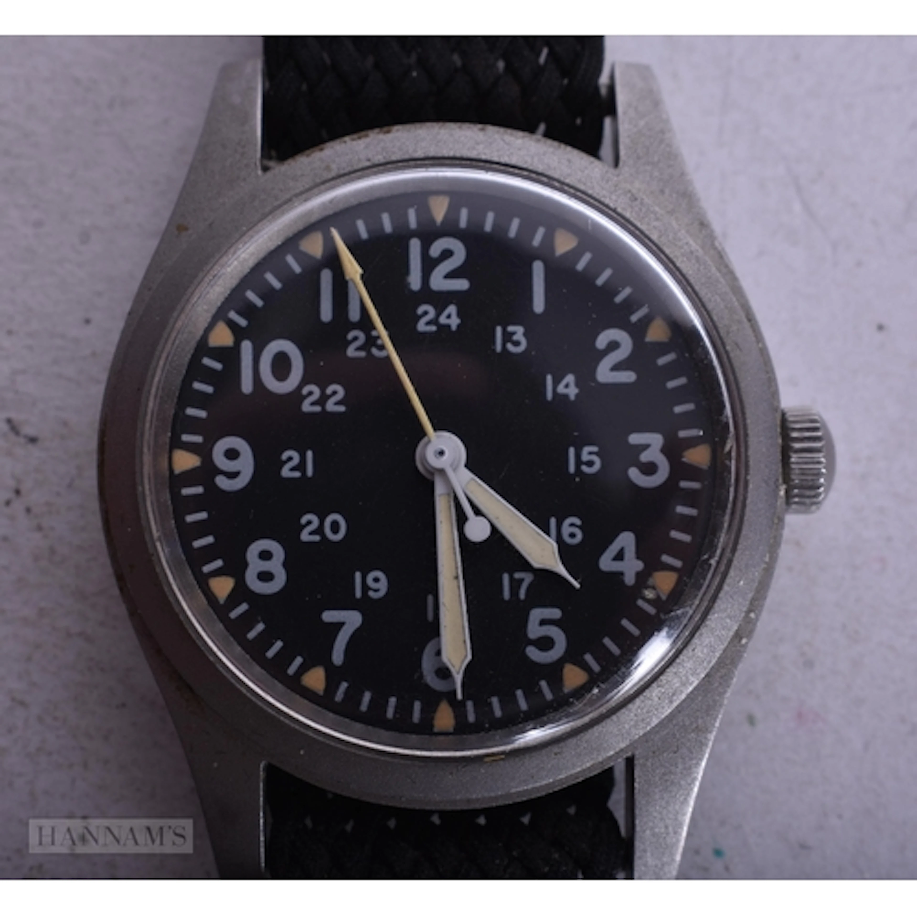 A HAMILTON GG-W-113 MILITARY WRIST WATCH. Running. 3.5 cm wi...