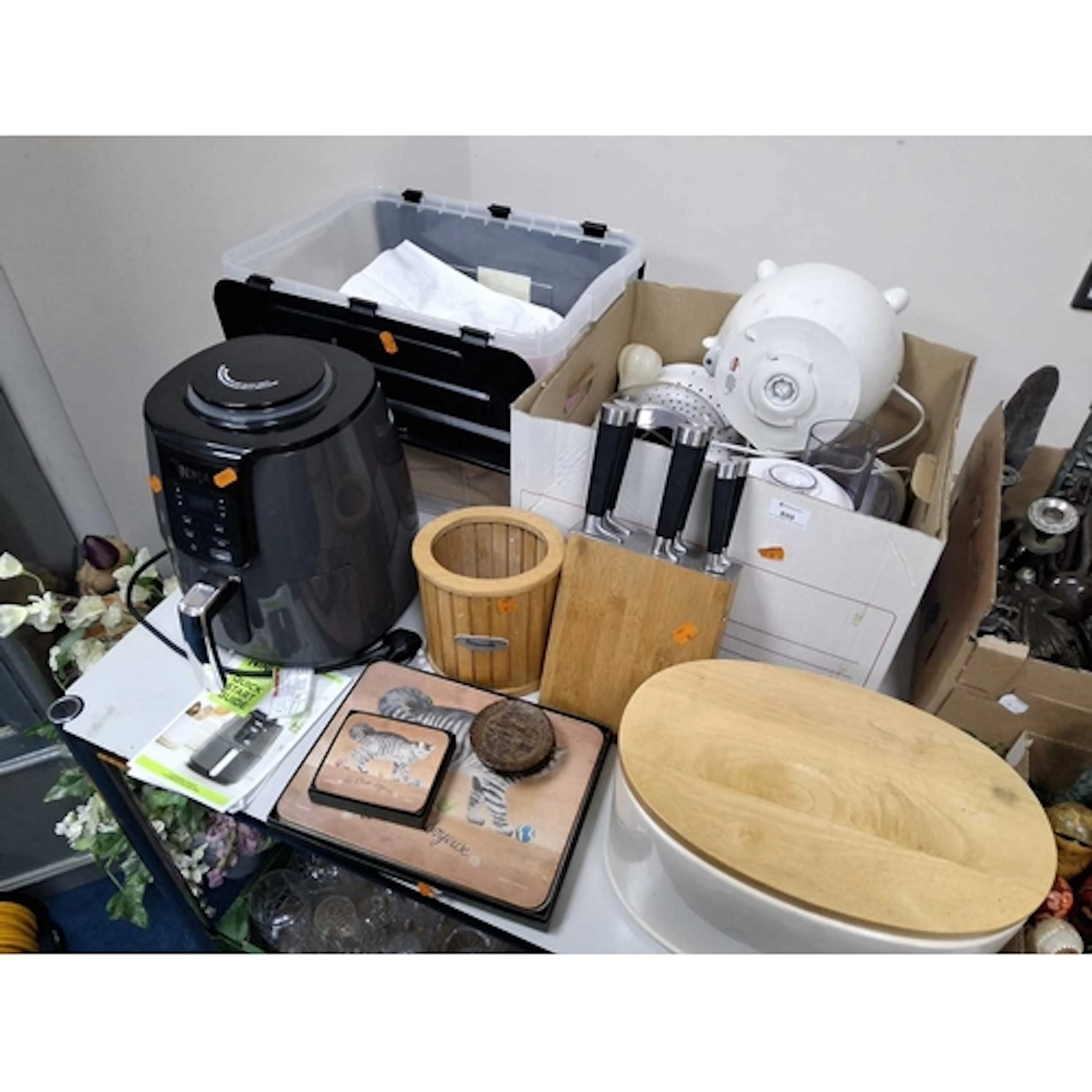 TWO BOXES AND LOOSE CONTEMPORARY KITCHENALIA to include a Ni...
