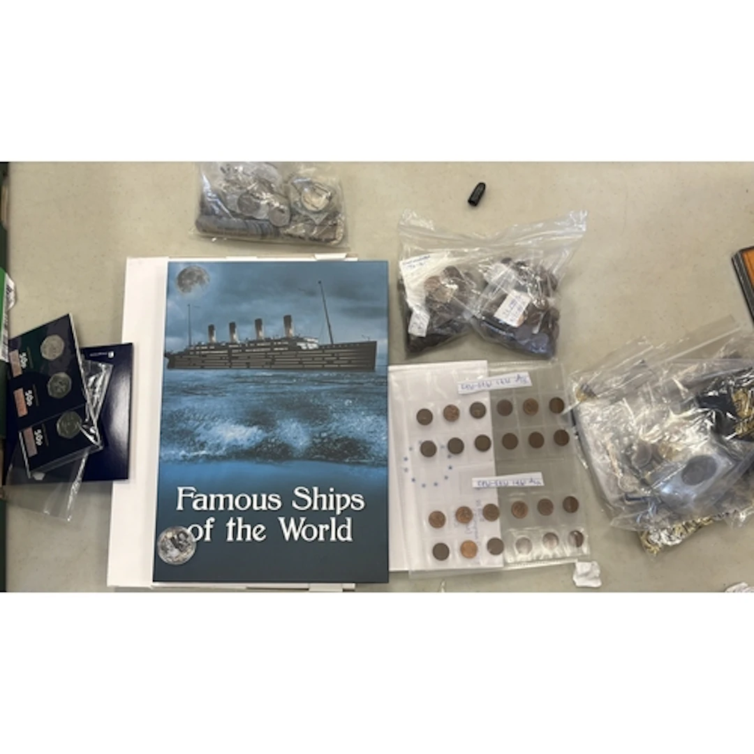 Collection in albums, coin cases, folders and loose, general...