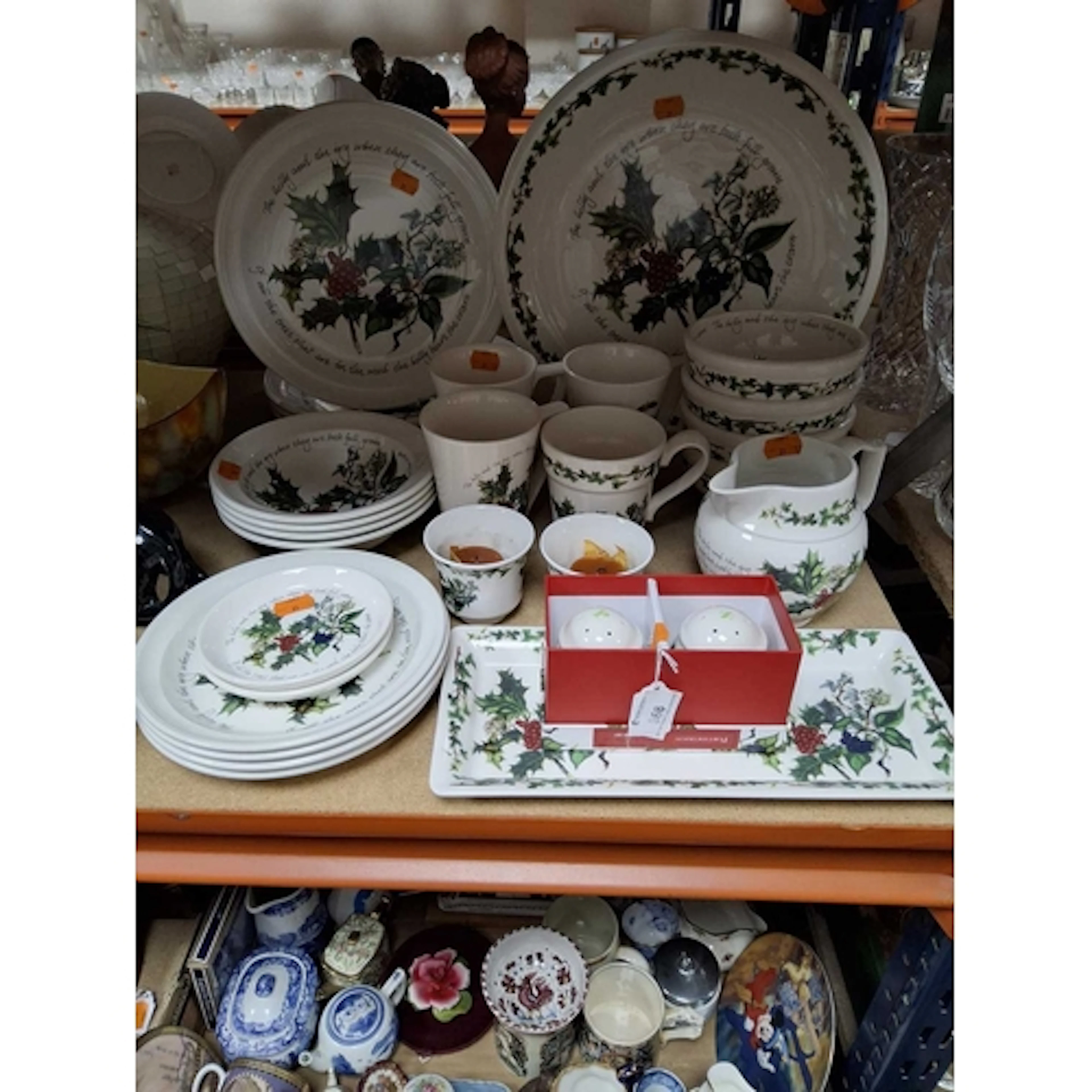 A COLLECTION OF 'THE HOLLY & THE IVY' PATTERN CERAMIC TA...