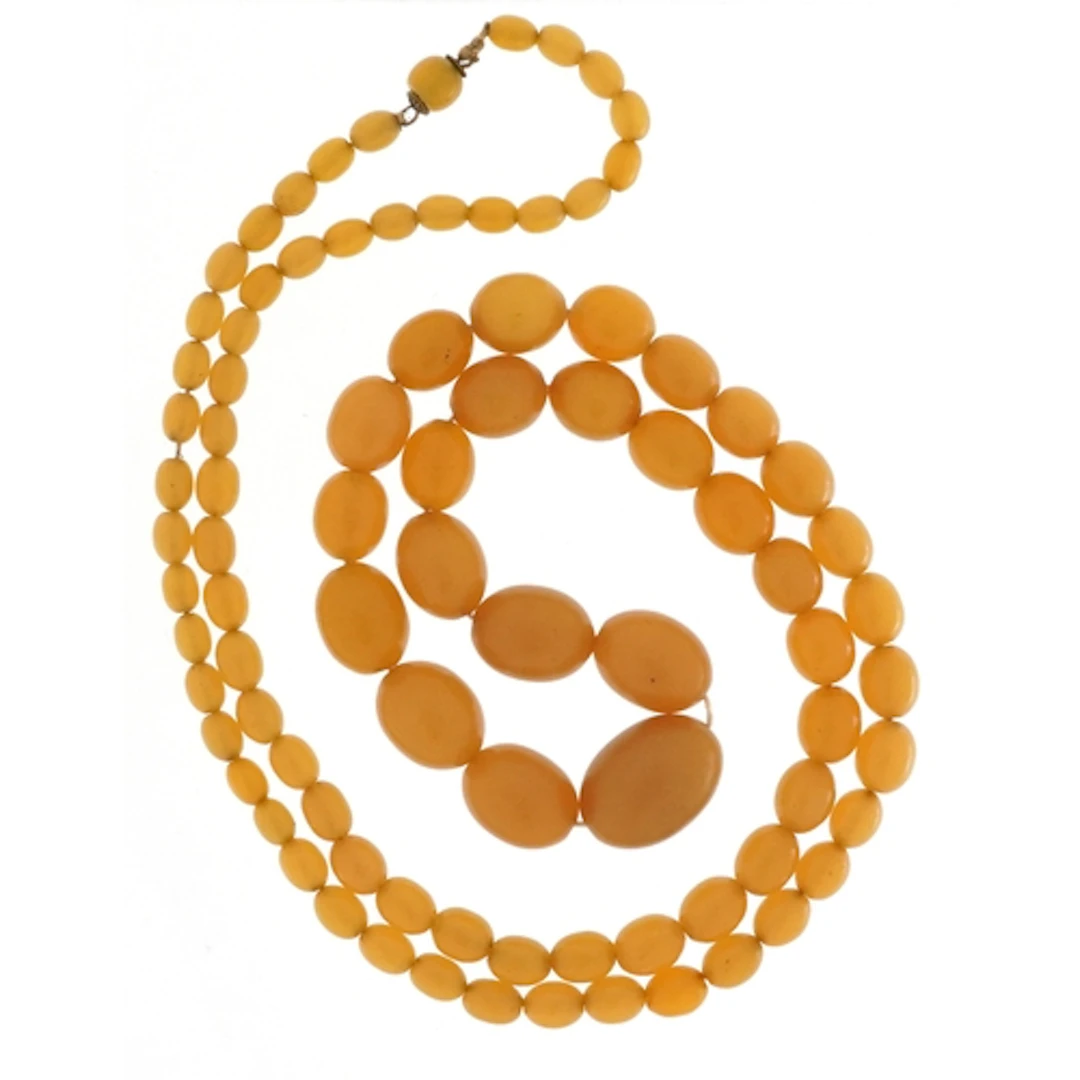 Amber coloured graduated bead necklace, the largest bead 21m...