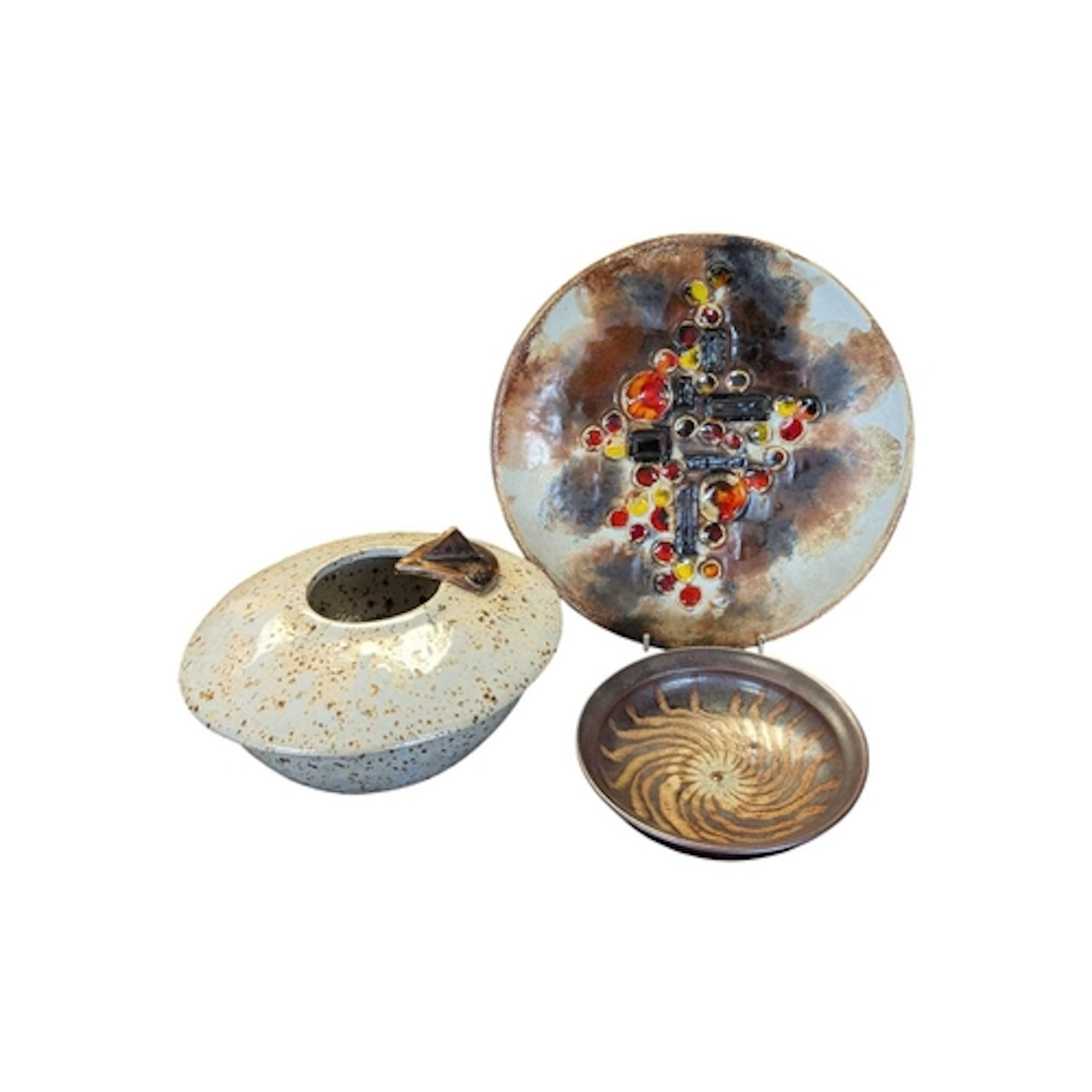 Collection of 20th century vintage studio pottery. To includ...