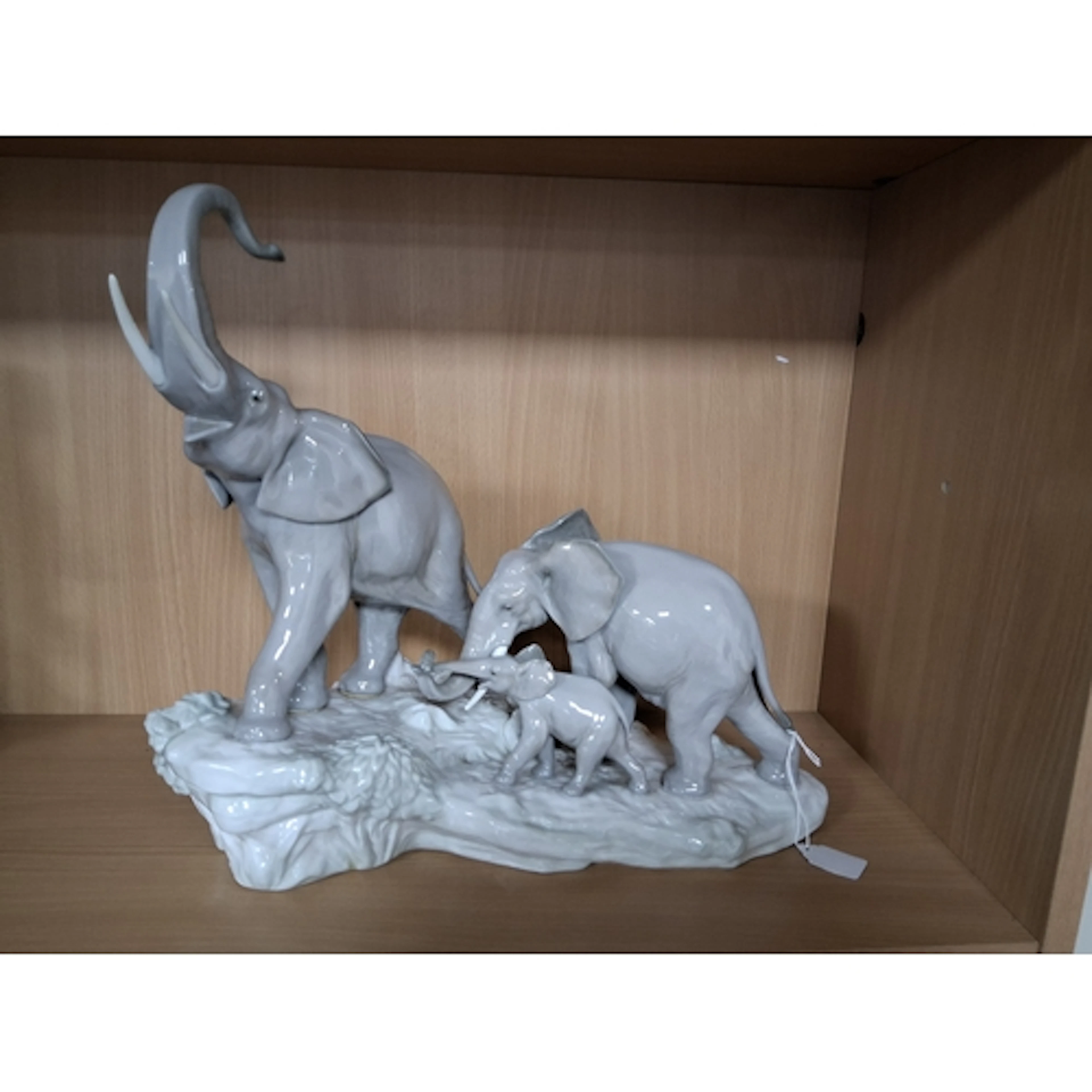 LLADRO 'ELEPHANTS WALKING' FIGURINE (#1150), first issued in...