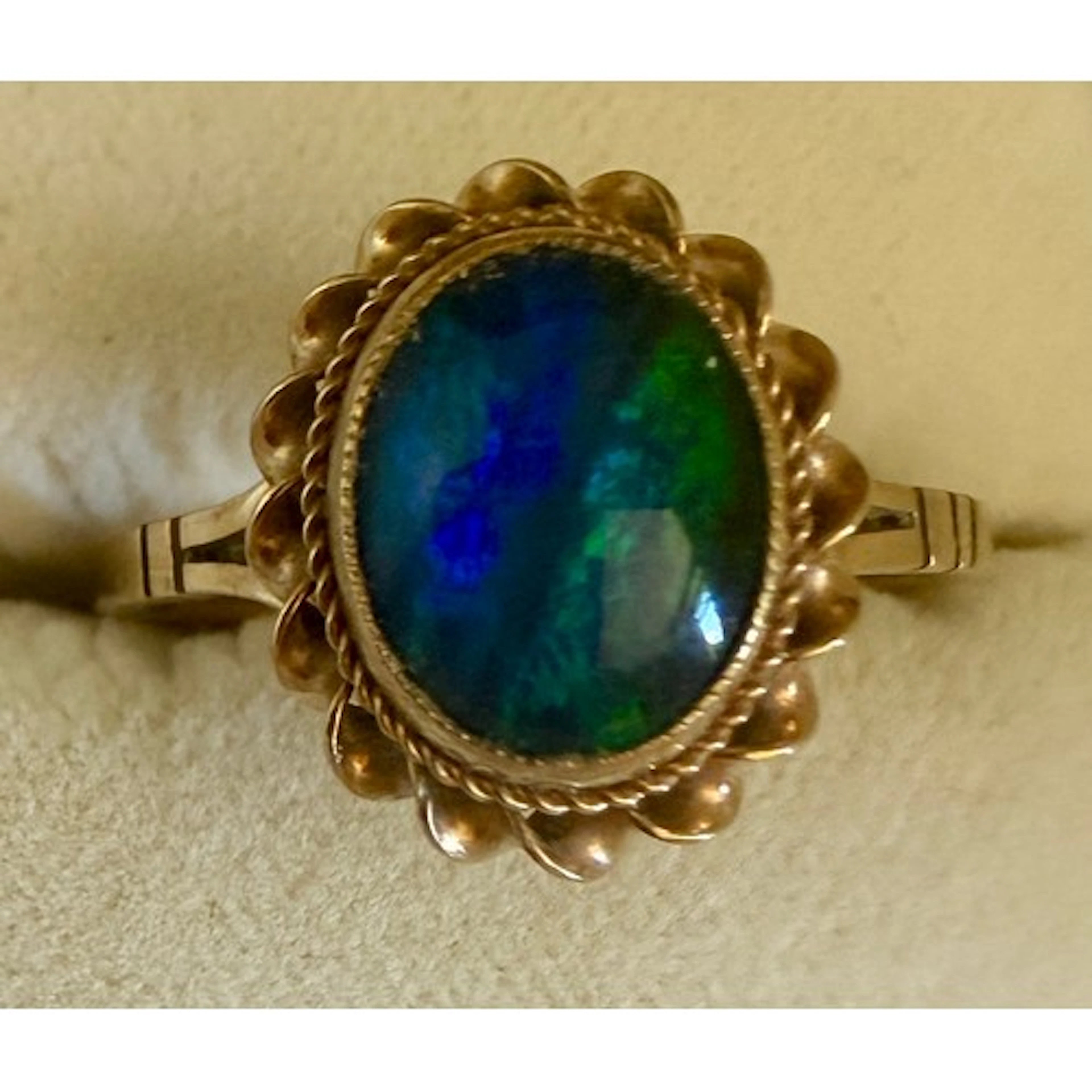 A 9 carat gold ring set with opal. Size R. Weight 2.9gm.